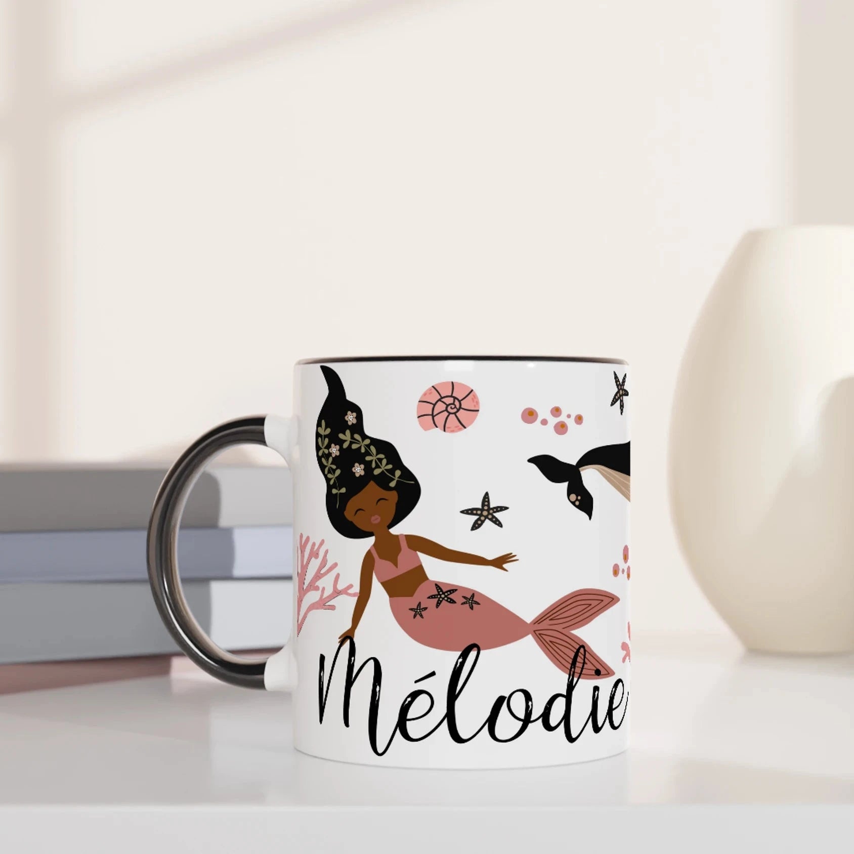 Mug personnalisé avec illustration de sirènes au style boho chic et décor marin, intérieur noir, parfait pour une touche chic et originale.