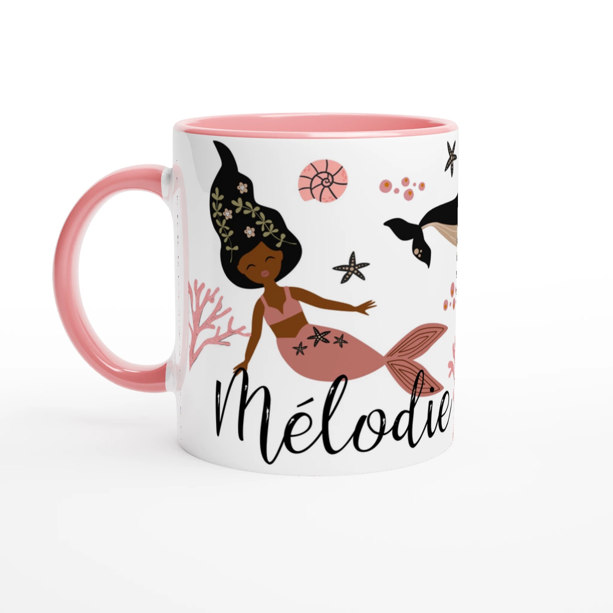 Tasse personnalisée avec motifs de sirènes boho chic, coraux et animaux marins, intérieur rose, parfaite pour un cadeau fille élégant.