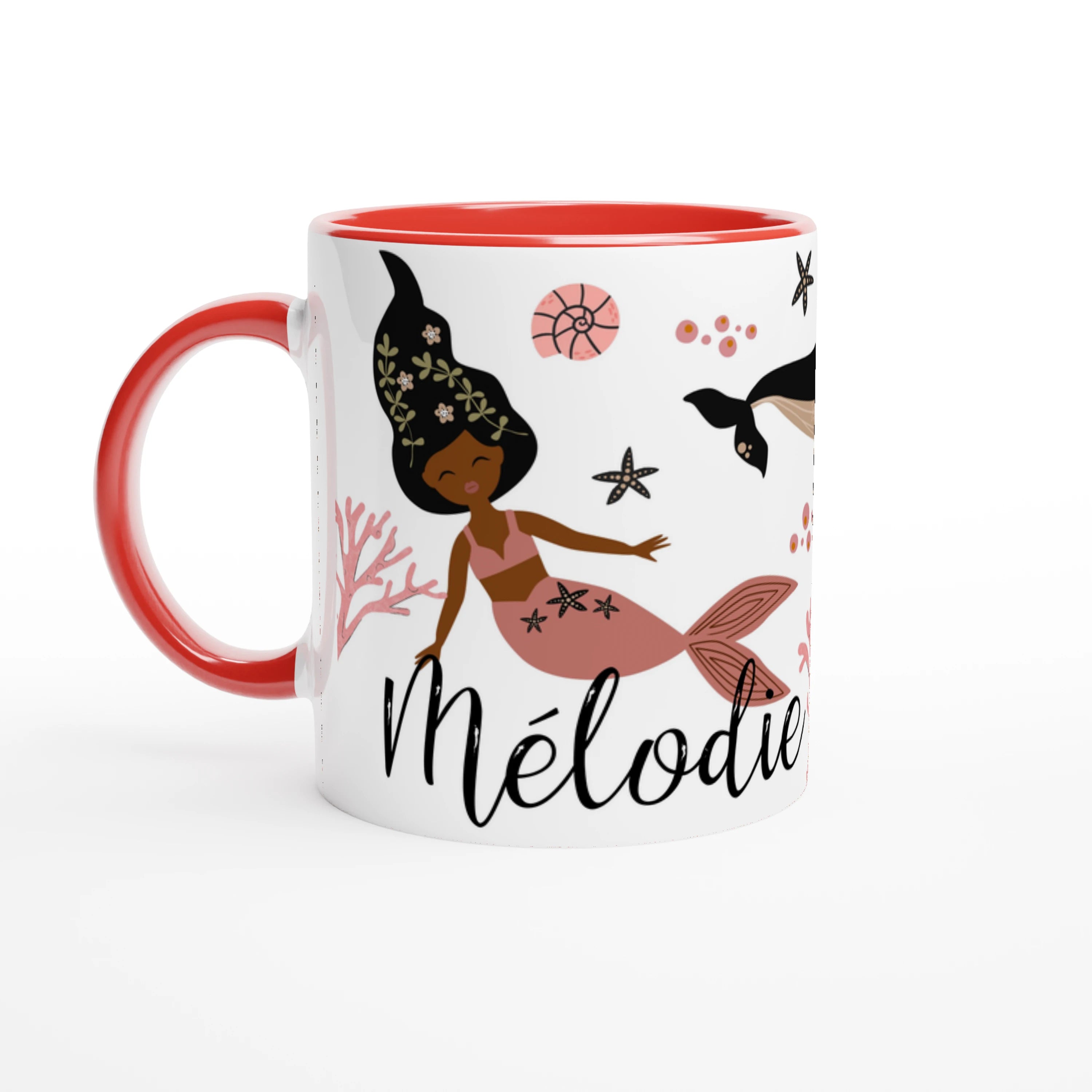 Mug personnalisé avec sirènes boho chic, coraux et décor marin, intérieur rouge, idéal comme cadeau unique pour une passionnée de la mer.