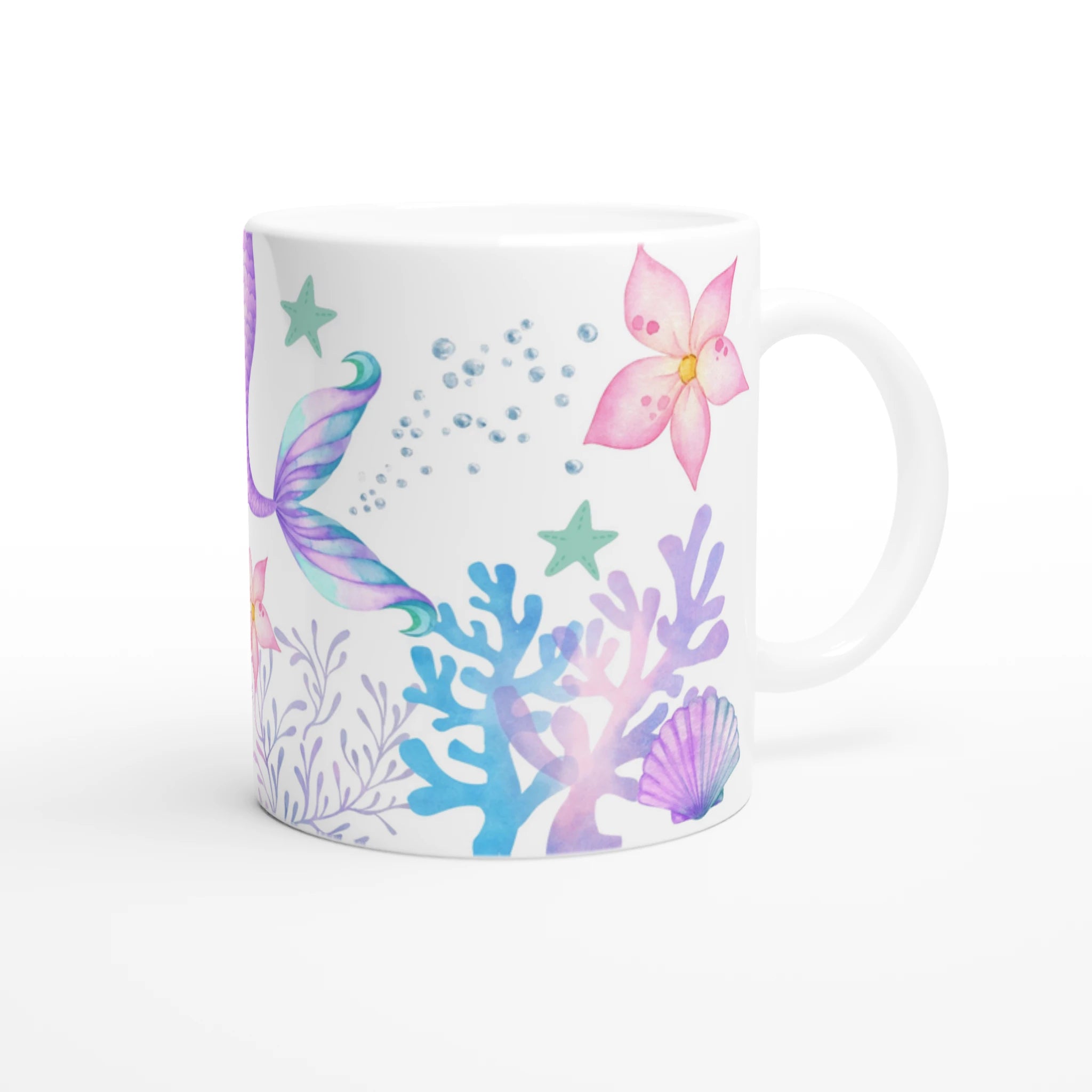 Mug personnalisé tout blanc avec illustration de sirène, coquillage et décor marin au style bohème chic, idéal comme cadeau unique.