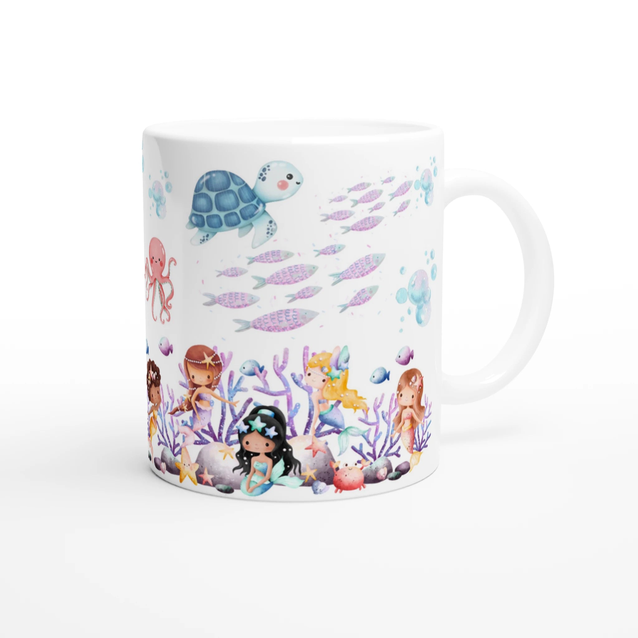 Mug personnalisé tout blanc avec illustration de sirène assise sur un coquillage magique, coraux et décor marin, idéal comme cadeau enfant.