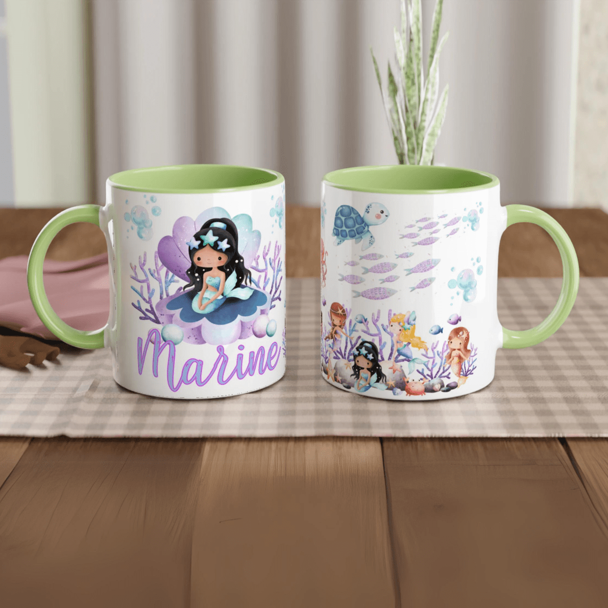 Tasse personnalisée avec décor de sirène, coquillage et coraux, intérieur vert, idéale pour un cadeau coloré et magique.