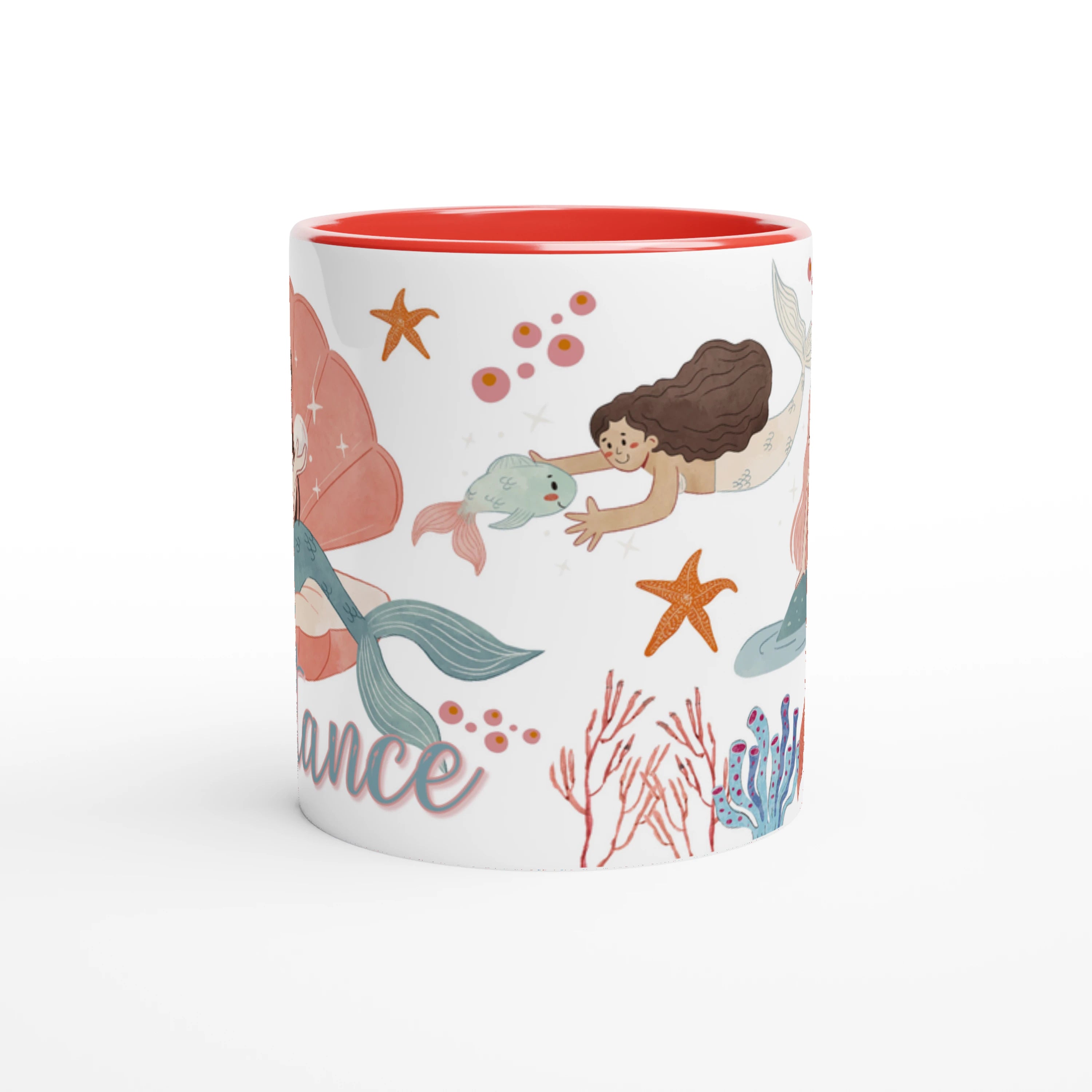 Mug personnalisé avec motifs de sirènes, perles et décor marin bohème chic, intérieur rouge, parfait pour un cadeau unique.