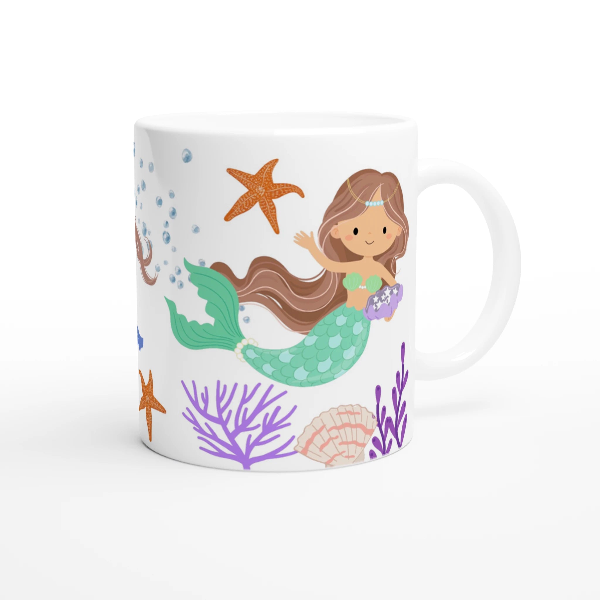 Mug personnalisé tout blanc avec illustration de sirène princesse, décor marin avec étoiles de mer et coraux, idéal pour un cadeau enfant.