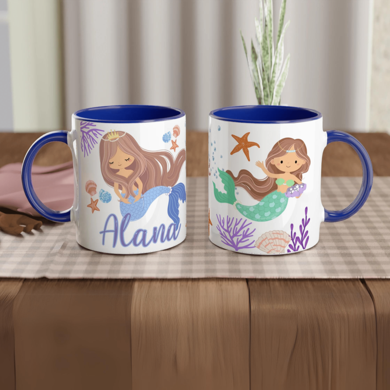 Mug personnalisé avec décor de sirène princesse et coraux, intérieur bleu, parfait pour les passionnées de l’océan.