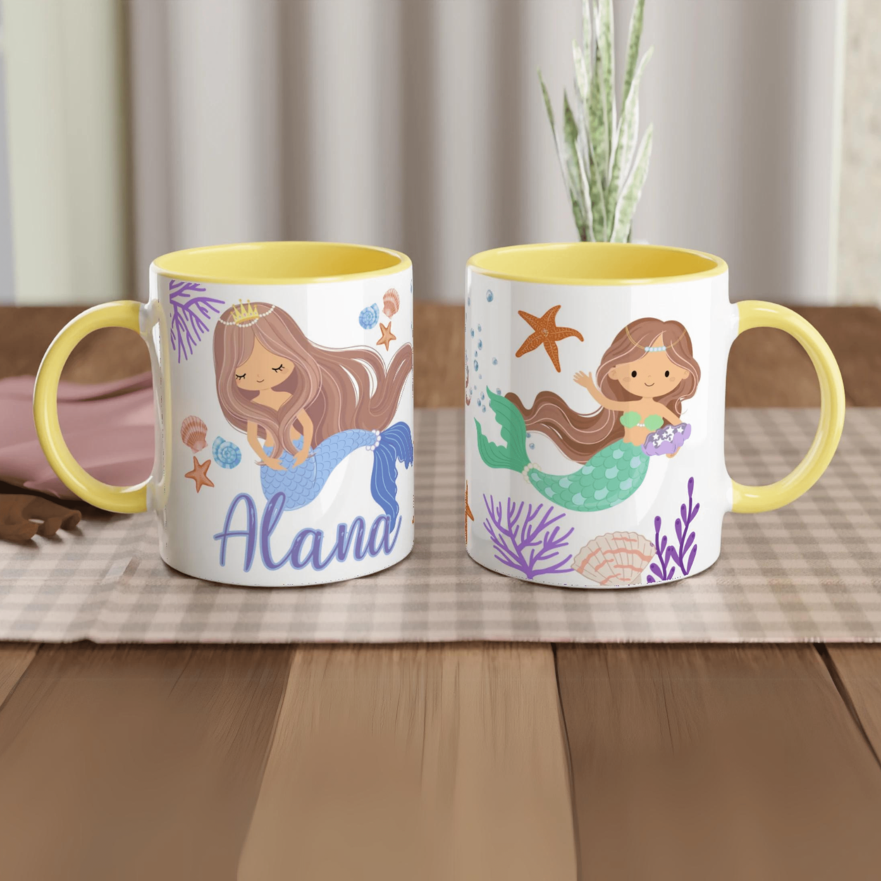 Mug personnalisé avec sirène princesse et décor marin au style enfantin, intérieur jaune, parfait pour un cadeau joyeux.
