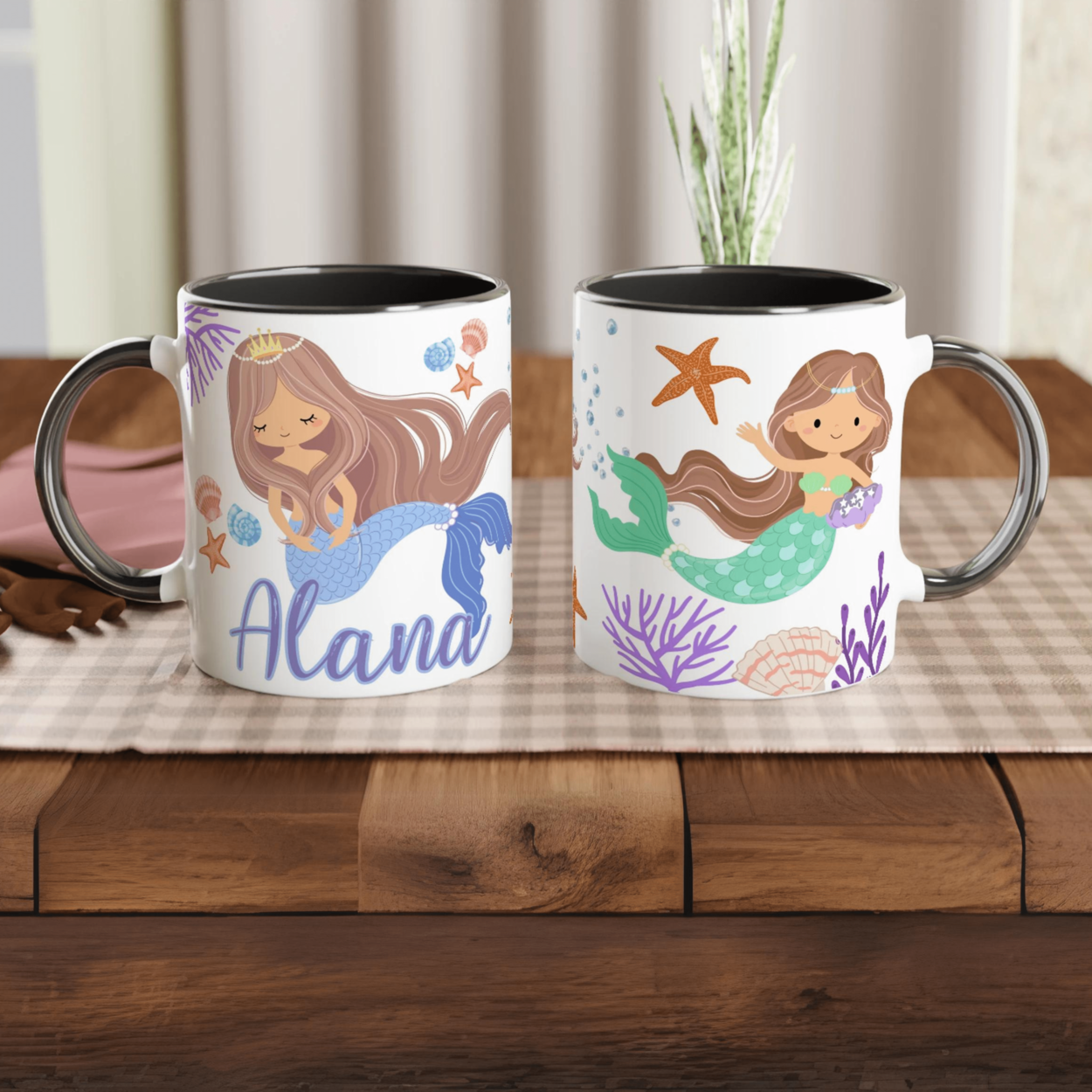 Mug personnalisé avec illustration de sirène princesse, décor marin et coquillages, intérieur noir, idéal pour une touche chic.