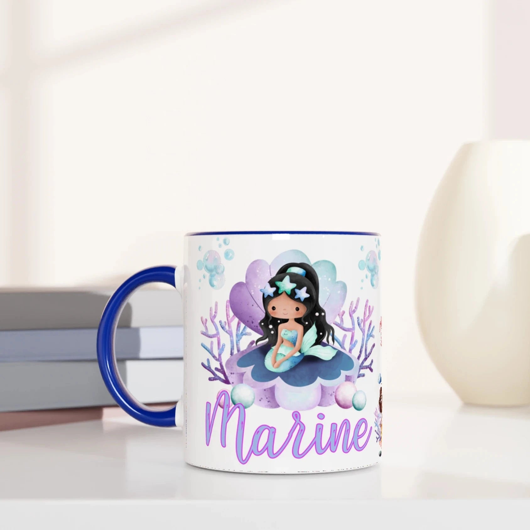 Mug personnalisé avec décor de sirène, coquillage et fonds marins enchantés, intérieur bleu, parfait pour une passionnée de l’océan.