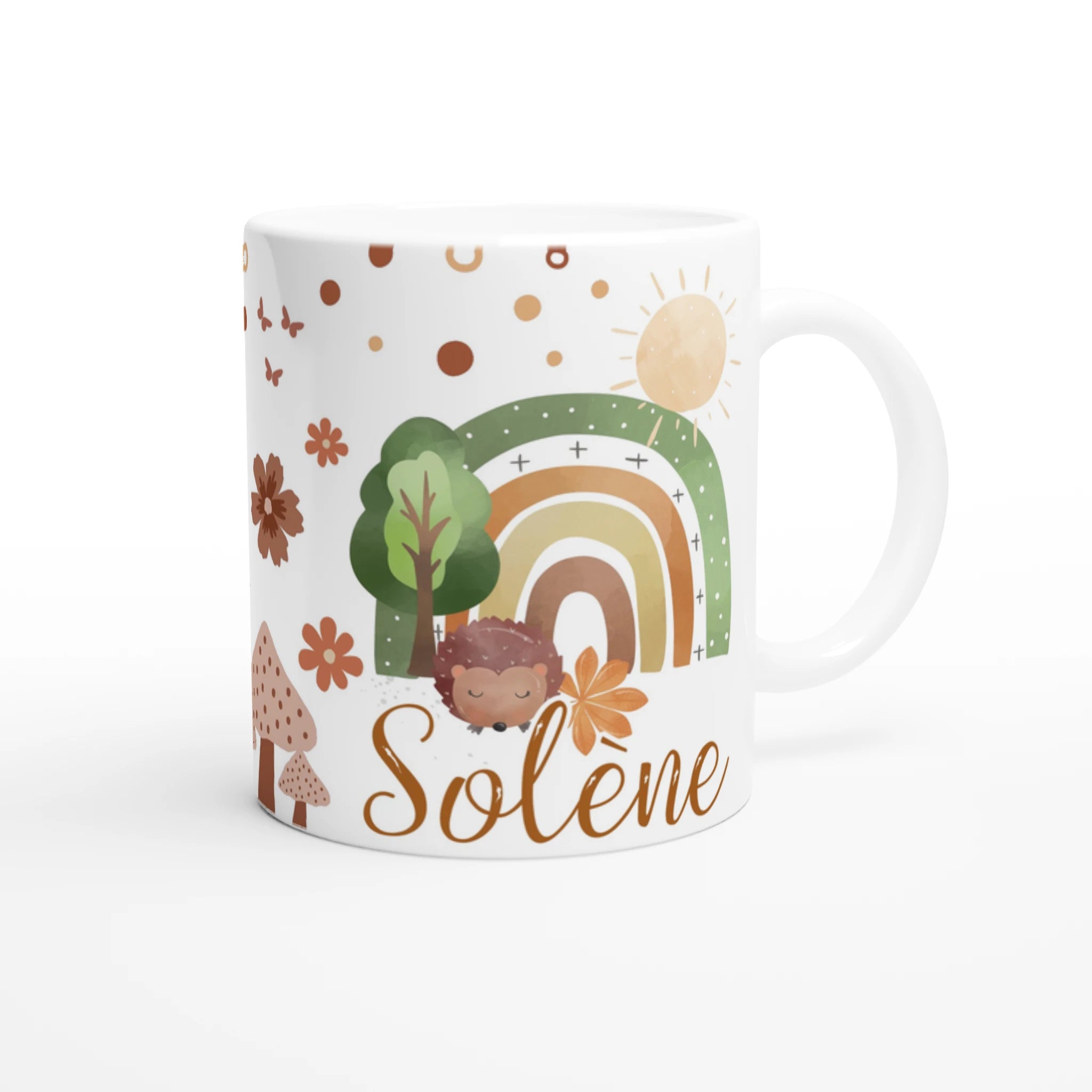 Mug personnalisé tout blanc avec arc-en-ciel bohème et petit hérisson, idéal pour un cadeau nature et chaleureux.
