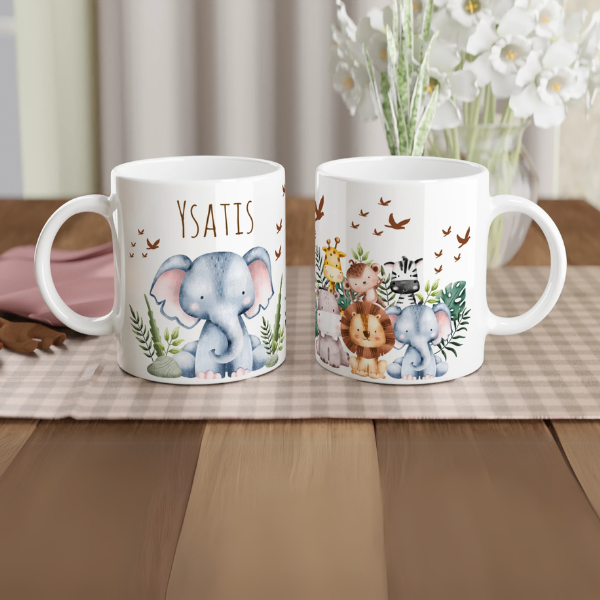 Mug personnalisé tout blanc avec illustration d’éléphant et animaux de la savane en aquarelle, un cadeau tendre et original.
