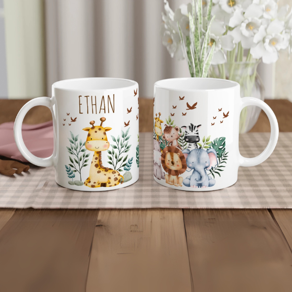 Mug personnalisé tout blanc avec une adorable girafe et ses amis de la savane, un cadeau unique et attendrissant pour les enfants.