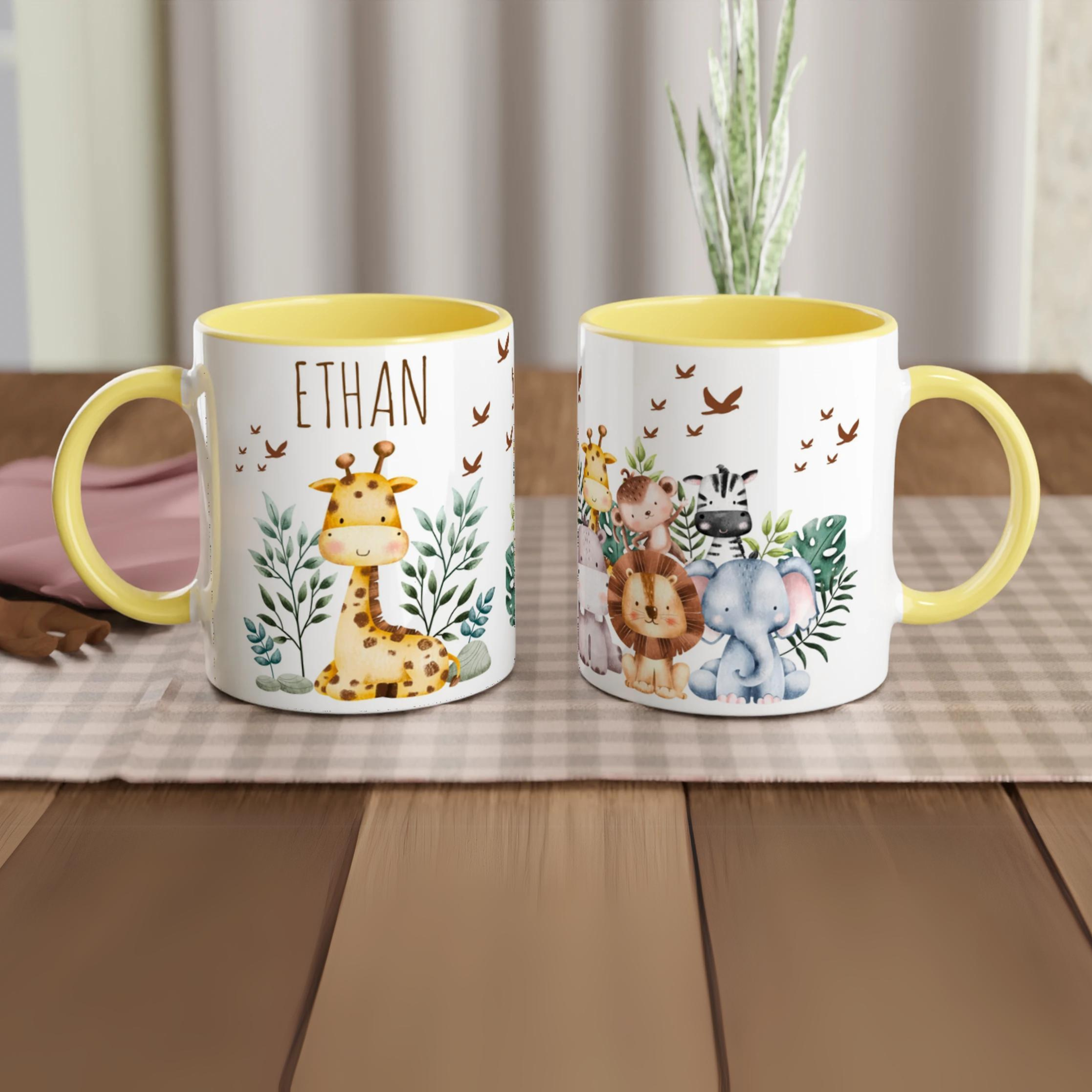 Tasse personnalisée avec illustration de girafe et animaux exotiques, intérieur jaune, parfait pour un cadeau ensoleillé et joyeux.