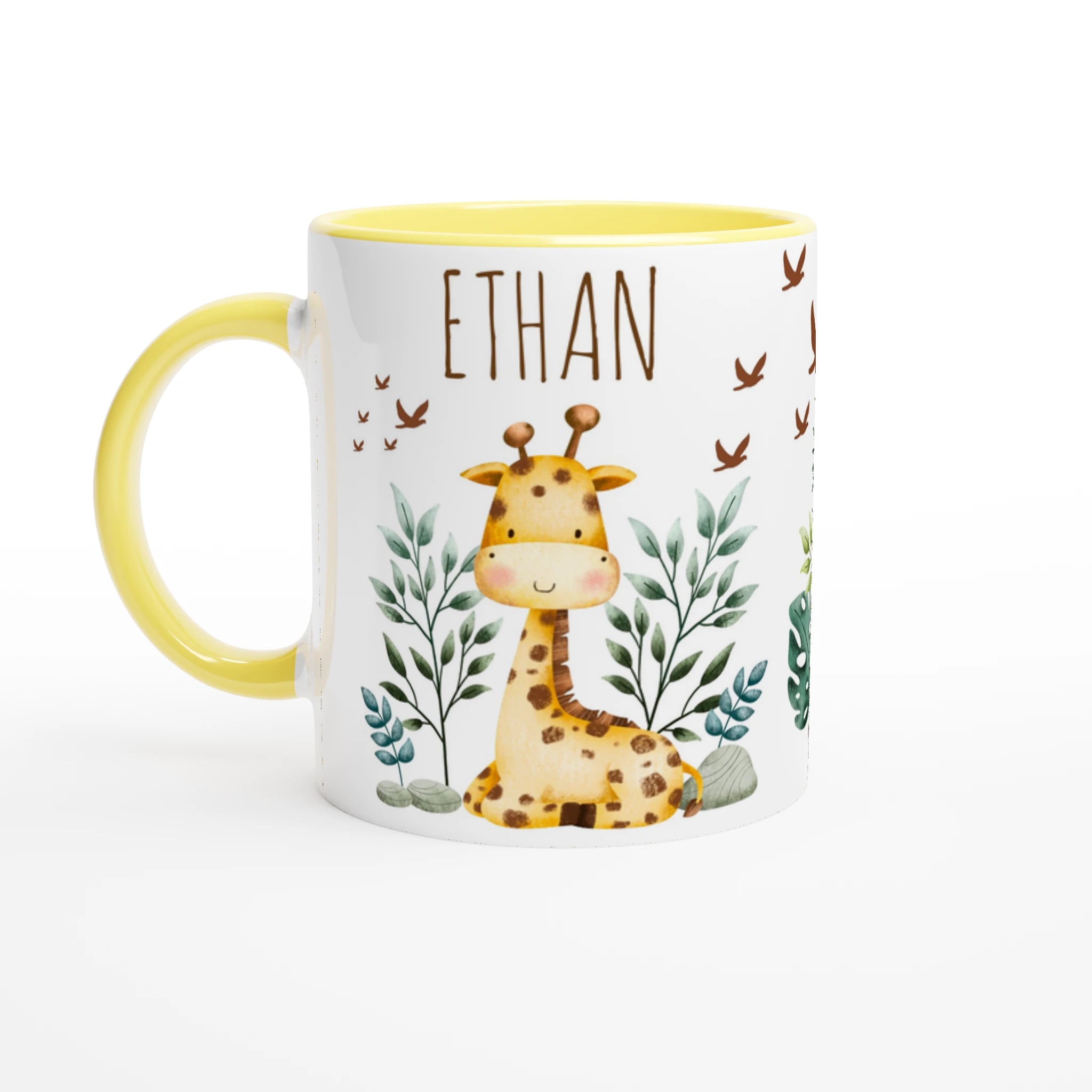 Tasse personnalisée avec illustration de girafe et animaux exotiques, intérieur jaune, parfait pour un cadeau ensoleillé et joyeux.