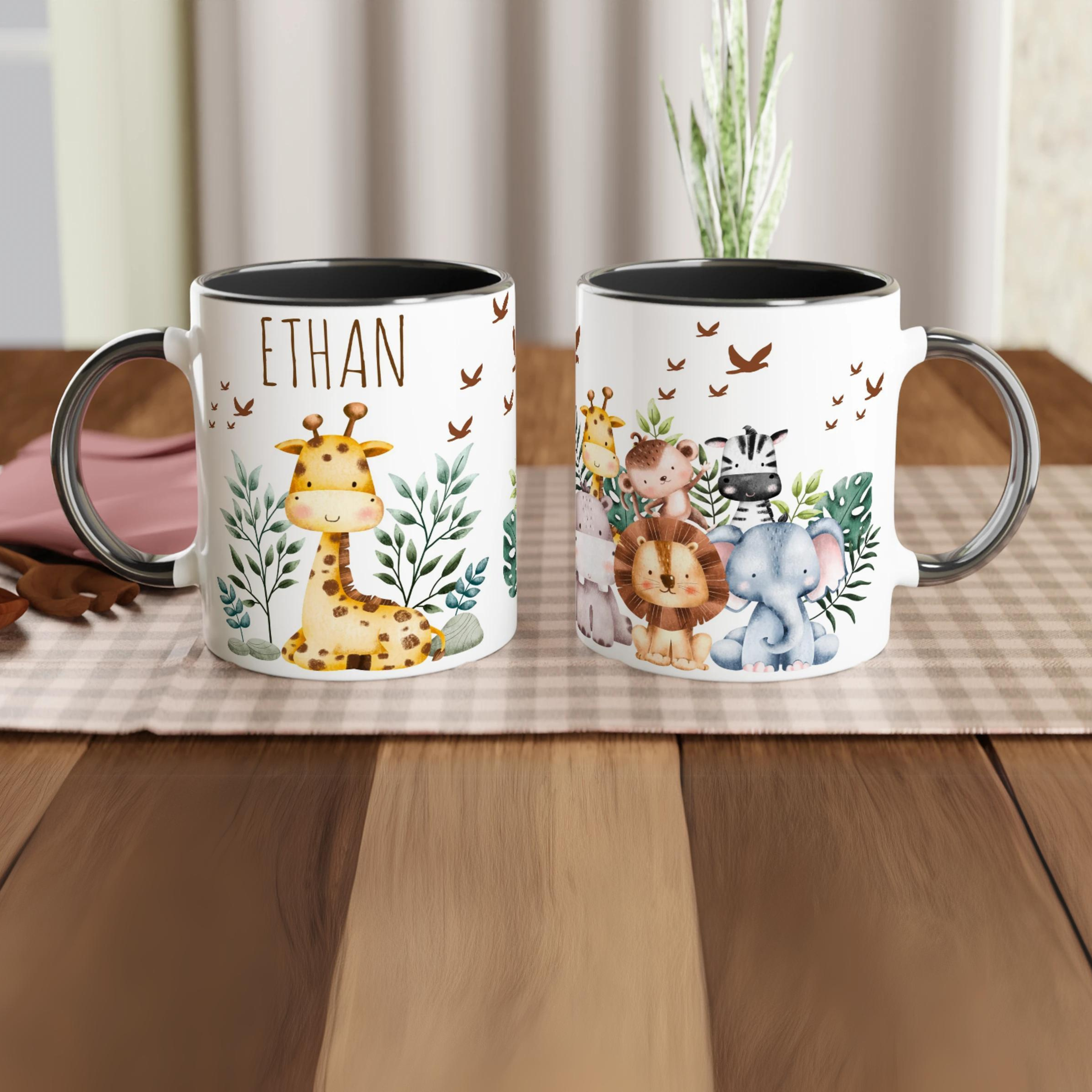 Mug personnalisé avec une girafe souriante et décor jungle, intérieur noir, idéal pour un design moderne et contrasté.