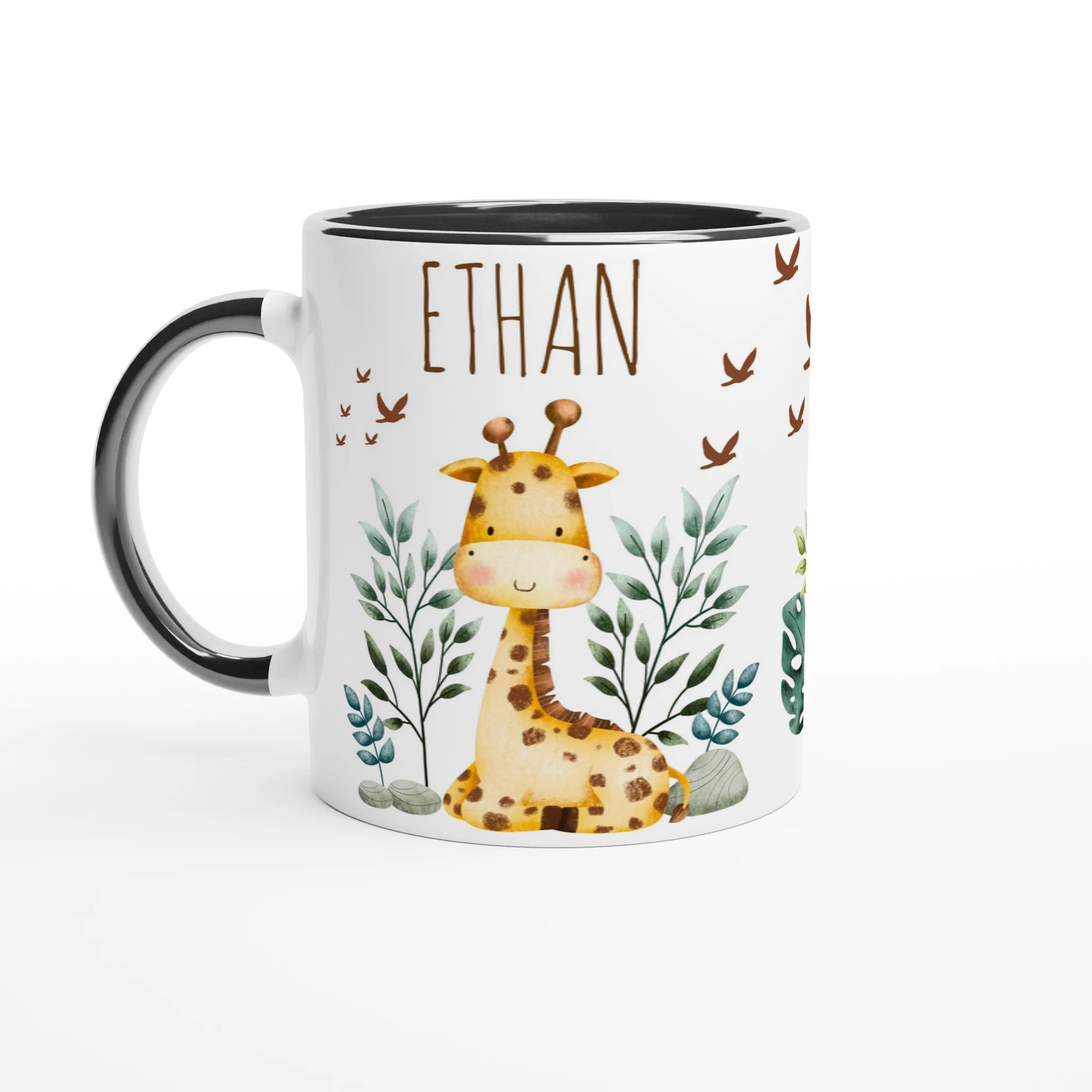 Mug personnalisé avec une girafe souriante et décor jungle, intérieur noir, idéal pour un design moderne et contrasté.
