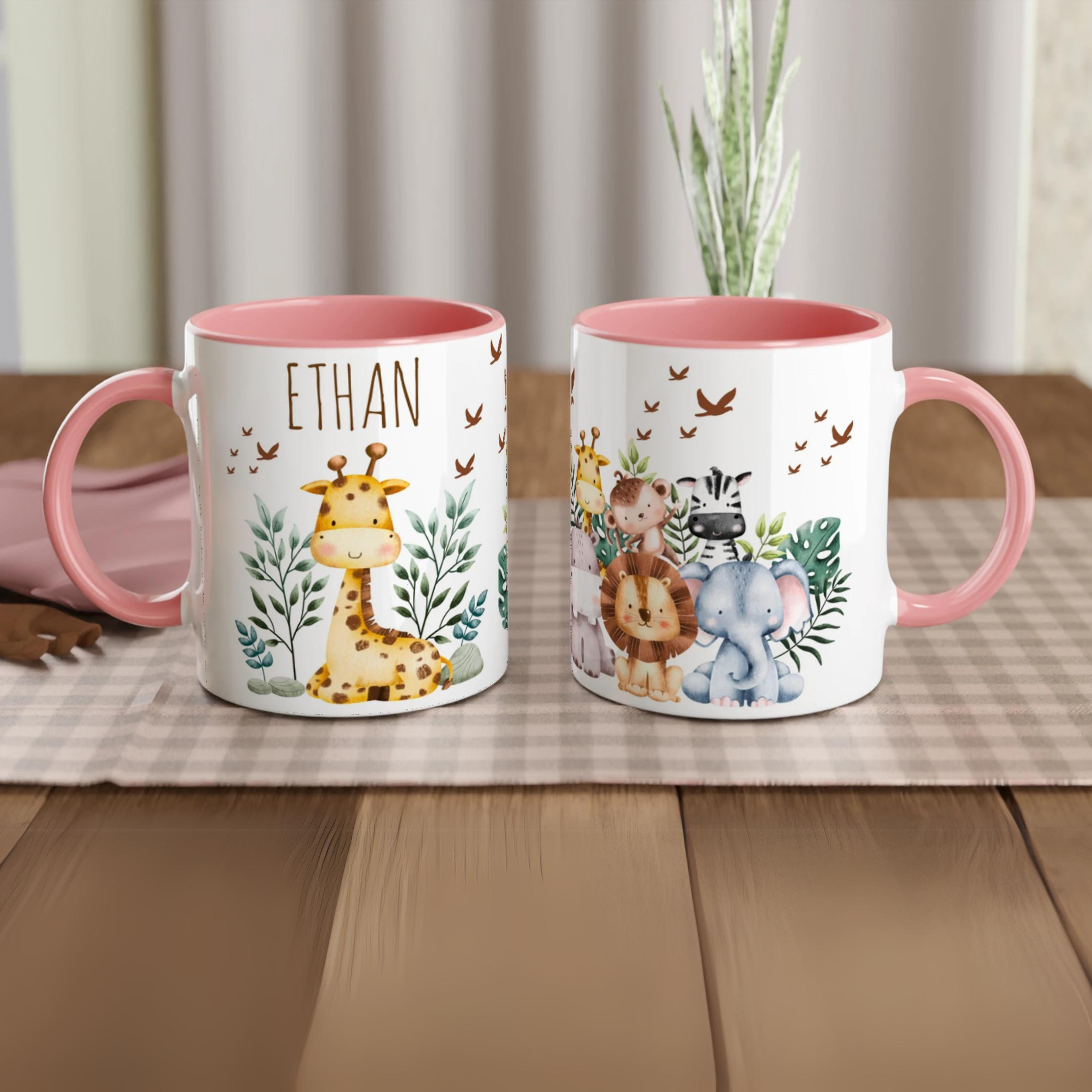 Mug personnalisé avec girafe et feuillage tropical en aquarelle, intérieur rose, une idée cadeau douce et charmante.