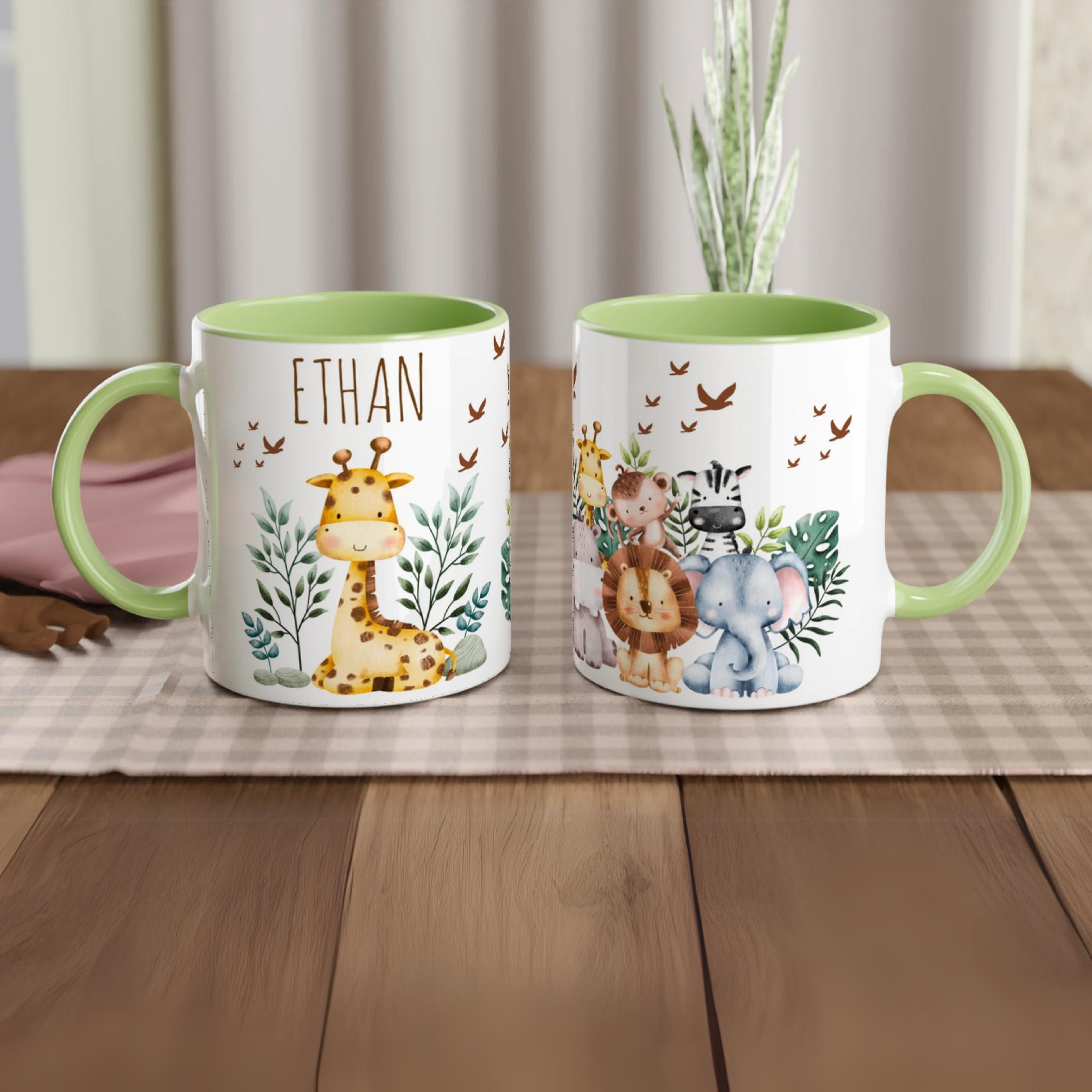Mug personnalisé avec girafe et feuillage luxuriant, intérieur vert, un cadeau nature et original pour un enfant curieux.