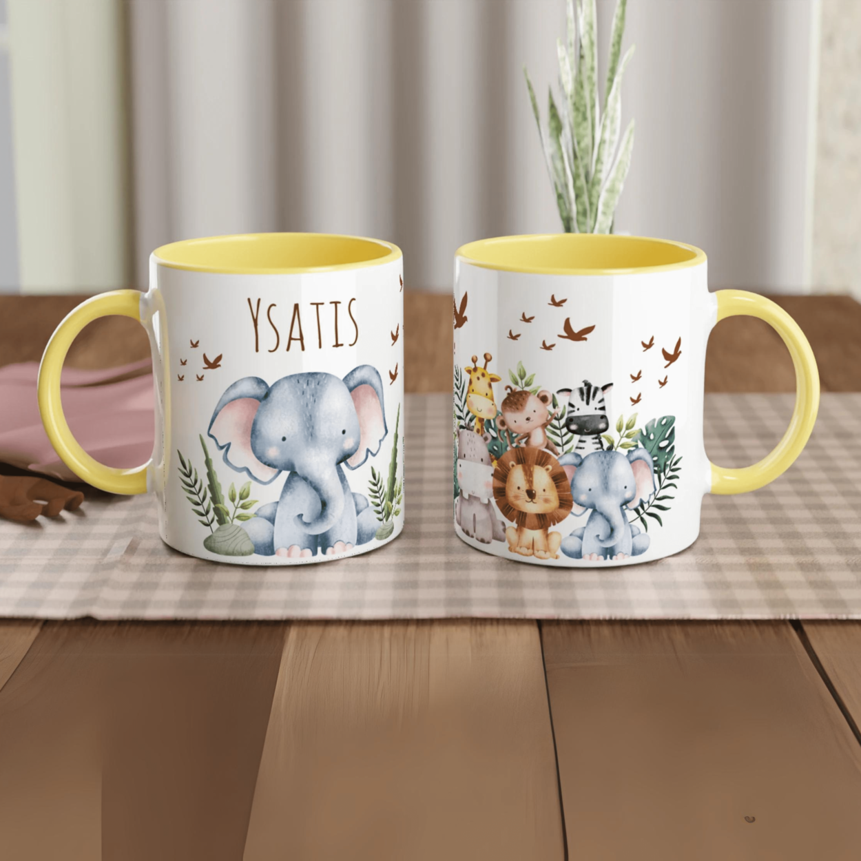 Mug personnalisé avec éléphant, lion et girafe en dessin aquarelle, intérieur jaune, idéal pour un cadeau chaleureux et lumineux.