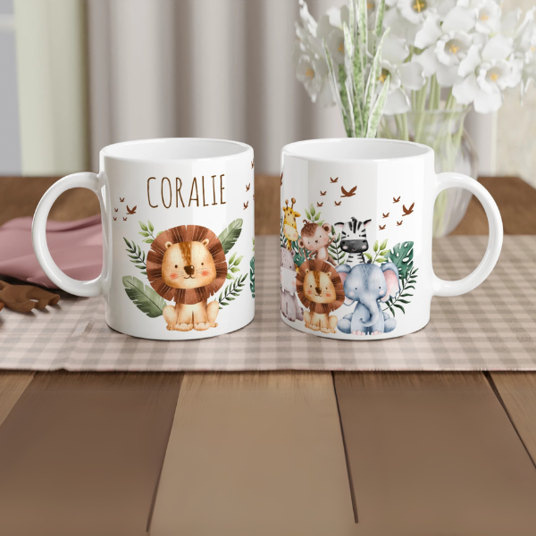 Mug personnalisé tout blanc avec un lion adorable et ses amis de la savane, parfait pour un cadeau unique et attendrissant.