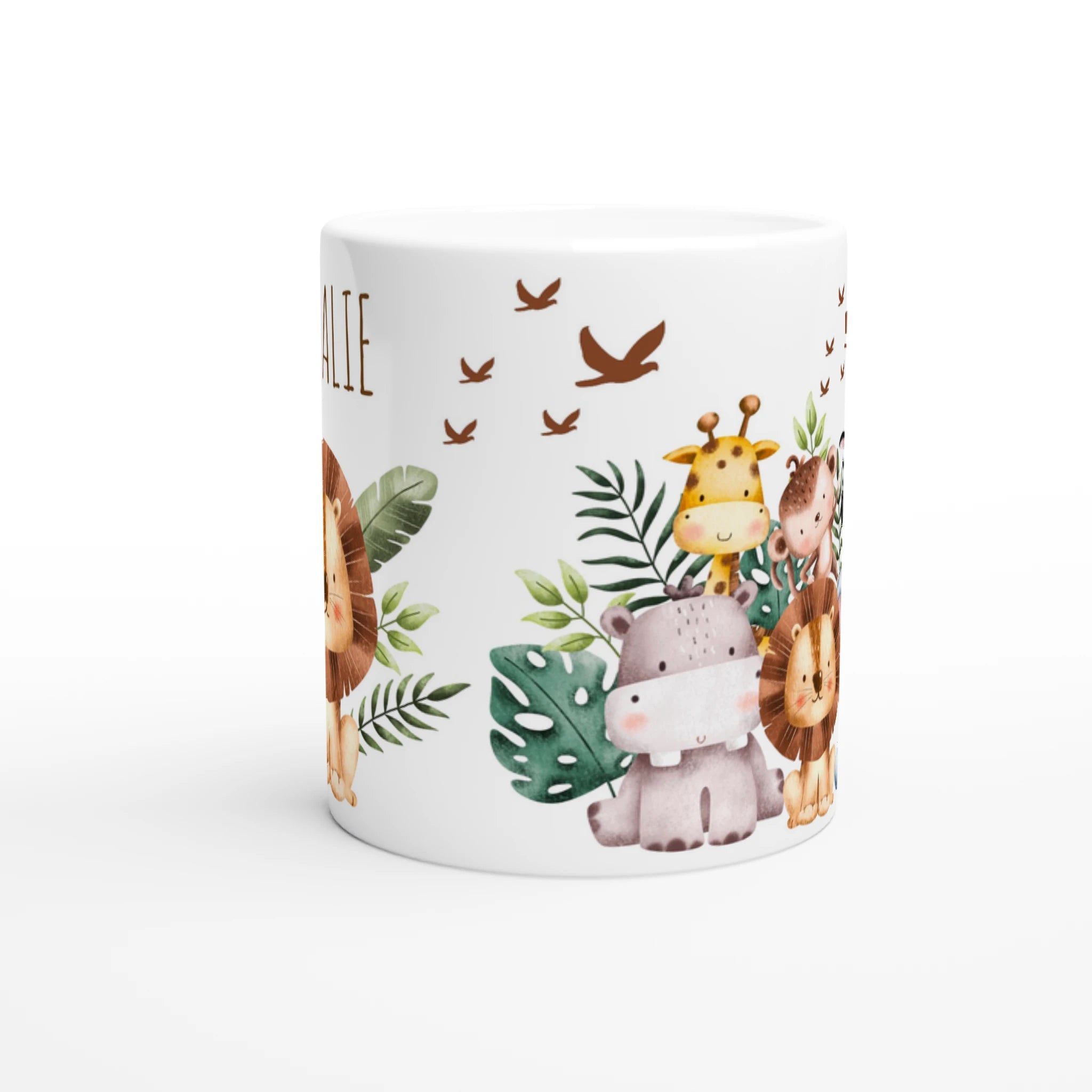 Mug personnalisé tout blanc avec un lion adorable et ses amis de la savane, parfait pour un cadeau unique et attendrissant.