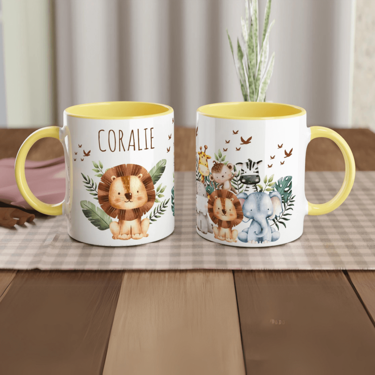 Tasse personnalisée avec illustration d’un lion et feuillage exotique, intérieur jaune, un cadeau chaleureux et ensoleillé.