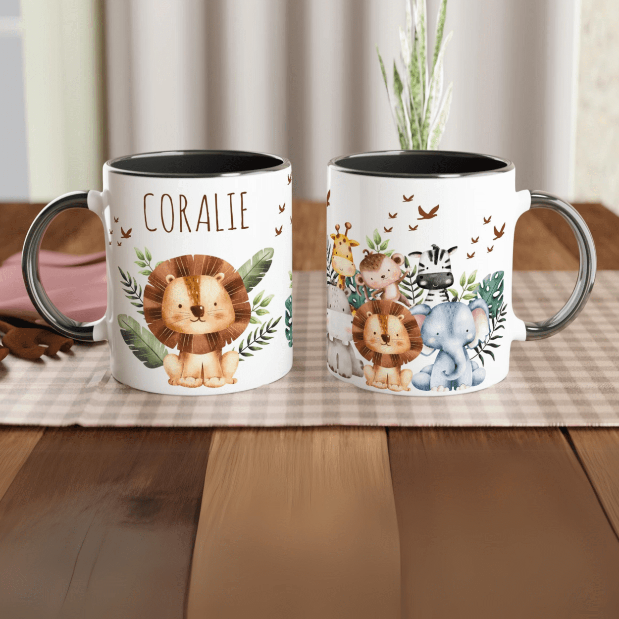 Mug personnalisé avec un lion et une ambiance jungle, intérieur noir, parfait pour un design contrasté et moderne.