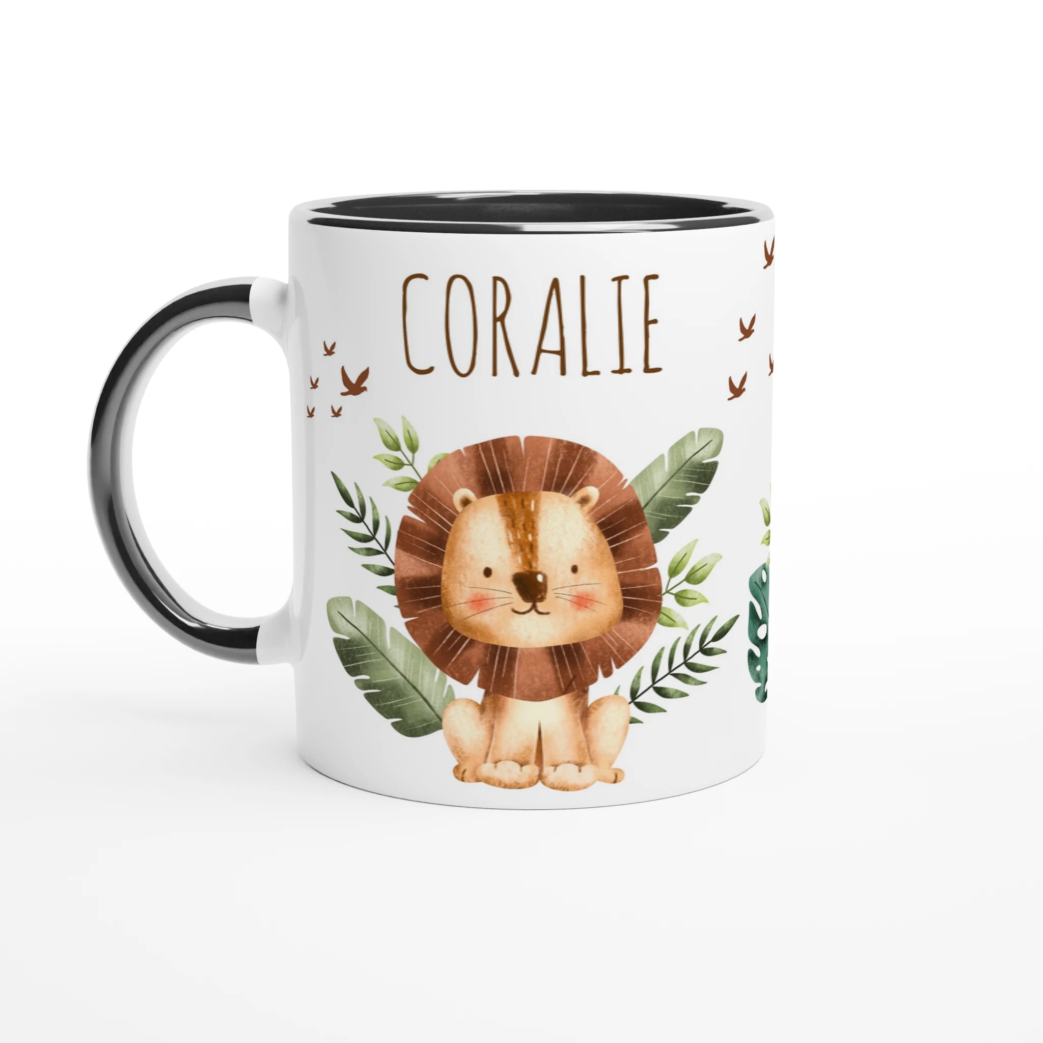 Mug personnalisé avec un lion et une ambiance jungle, intérieur noir, parfait pour un design contrasté et moderne.
