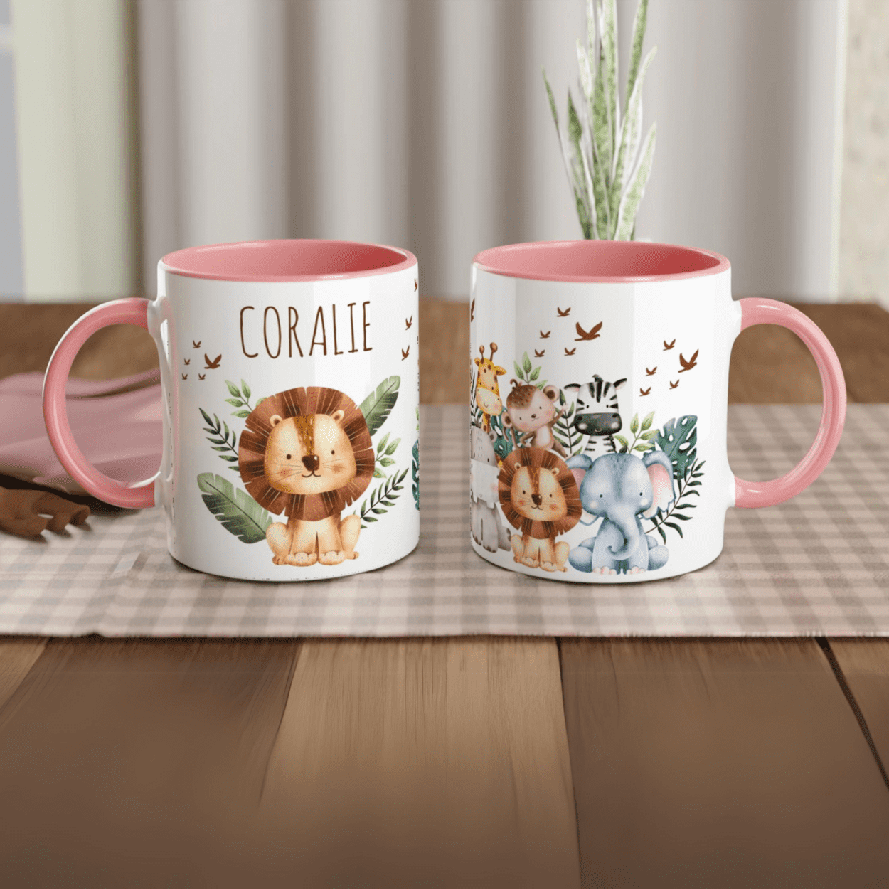 Mug personnalisé avec un lion mignon entouré de végétation, intérieur rose, une idée cadeau douce et charmante.