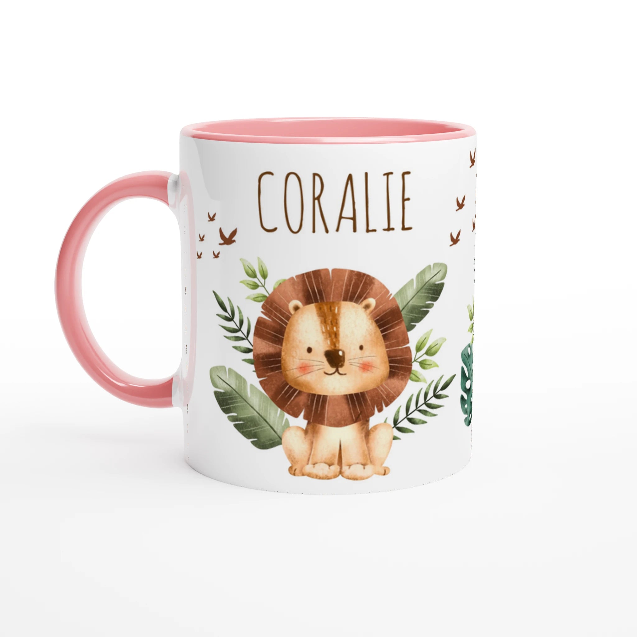 Mug personnalisé avec un lion mignon entouré de végétation, intérieur rose, une idée cadeau douce et charmante.