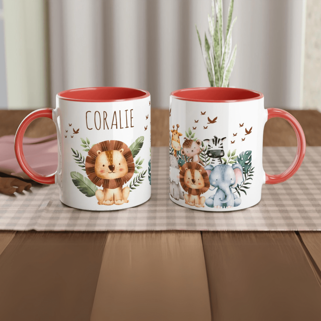 Mug personnalisé avec un lion joyeux et ses amis de la jungle, intérieur rouge, idéal pour un cadeau dynamique et captivant.