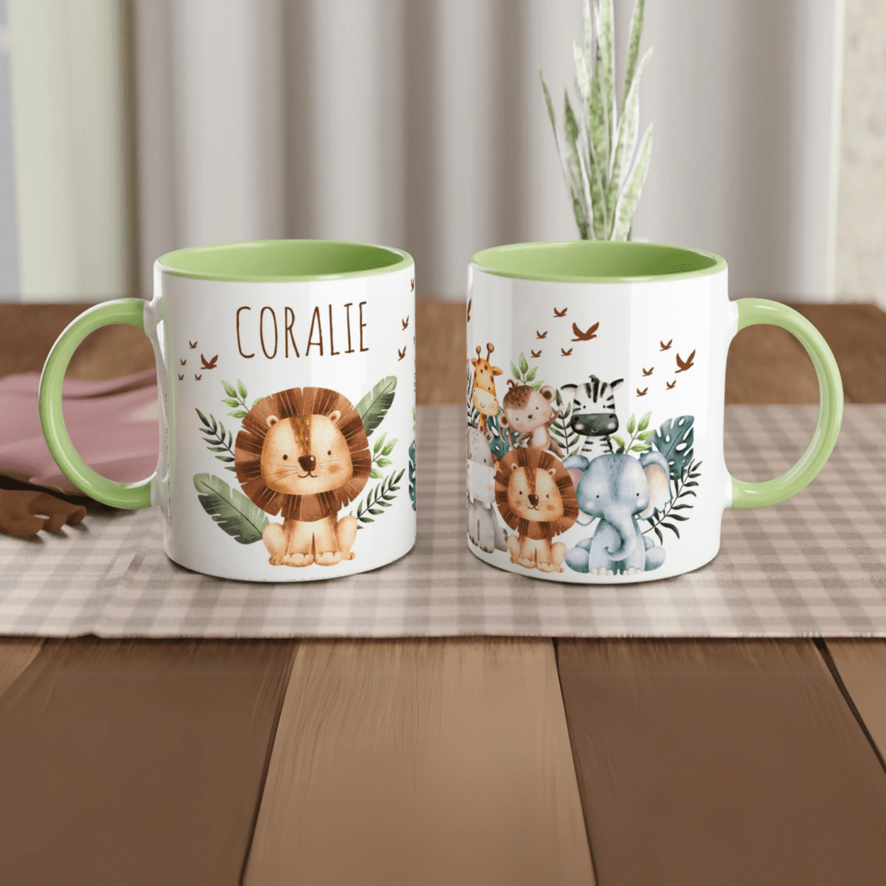 Mug personnalisé avec un lion au milieu d’une végétation luxuriante, intérieur vert, un cadeau nature et original.
