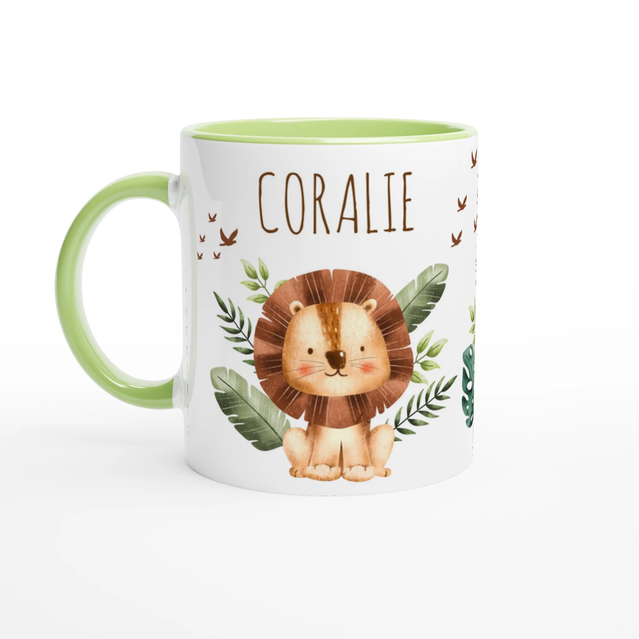Mug personnalisé avec un lion au milieu d’une végétation luxuriante, intérieur vert, un cadeau nature et original.
