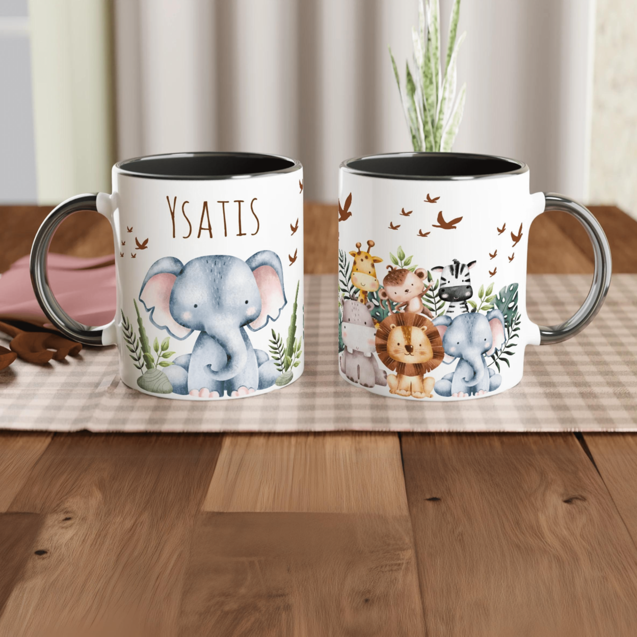 Mug personnalisé avec éléphant et amis de la jungle, intérieur noir, un design contrasté et élégant pour les petits aventuriers.