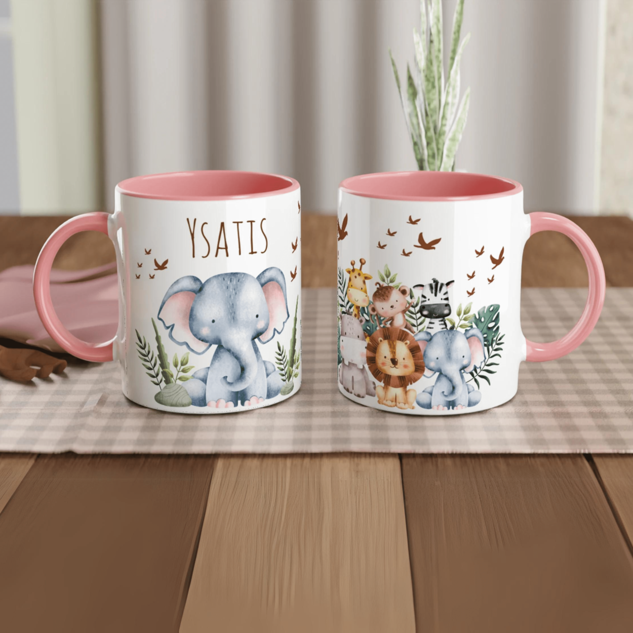 Tasse personnalisée avec animaux de la savane et feuillage tropical, intérieur rose, parfaite pour un cadeau doux et attendrissant.
