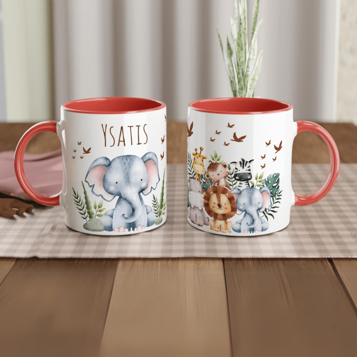 Mug personnalisé avec éléphant, zèbre et lion en illustration aquarelle, intérieur rouge, idéal pour un cadeau coloré et vivant.