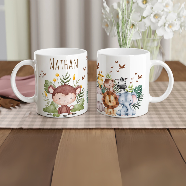 Mug personnalisé tout blanc avec un petit singe adorable et ses amis de la savane, parfait pour un cadeau original et ludique.