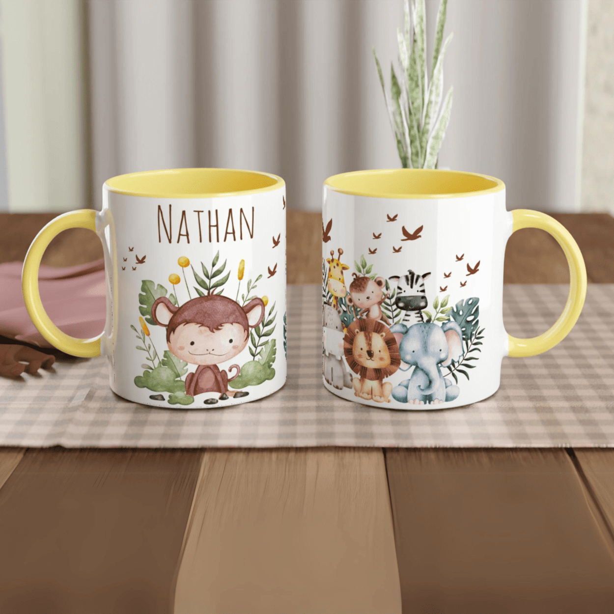 Tasse personnalisée avec illustration d’un singe entouré de verdure, intérieur jaune, une touche ensoleillée et dynamique.