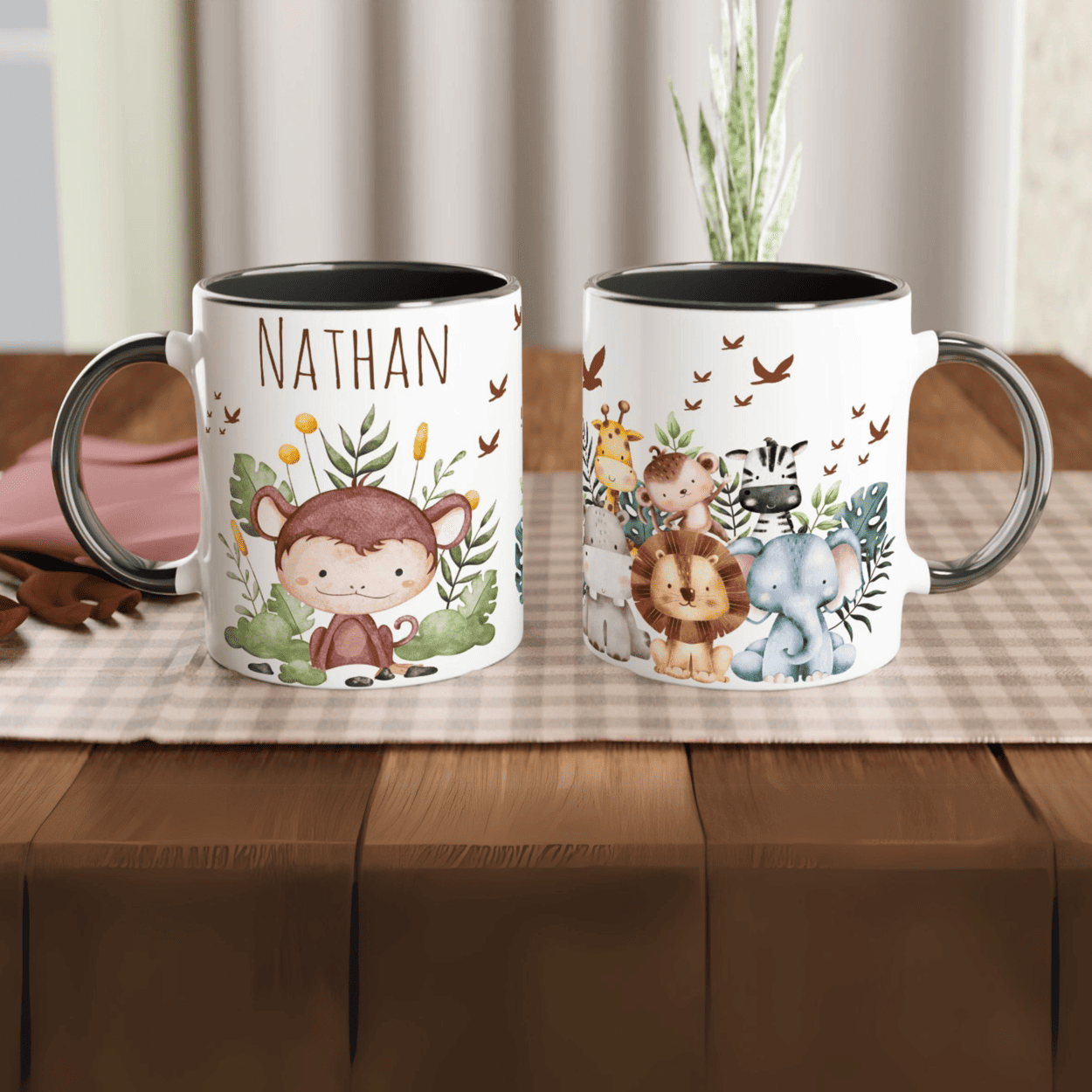 Mug personnalisé avec un singe et ambiance jungle, intérieur noir, idéal pour un design contrasté et moderne.