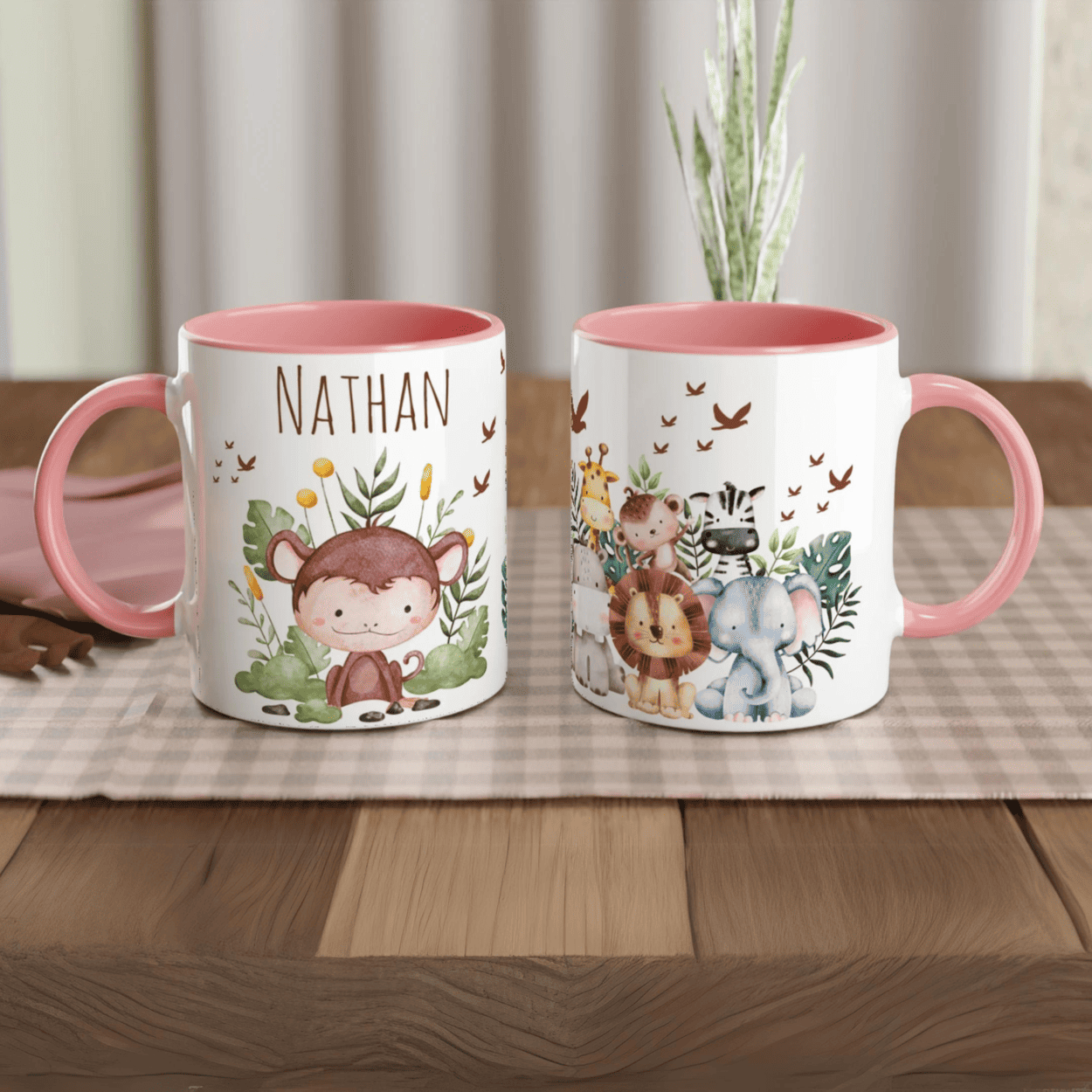 Mug personnalisé avec un mignon petit singe et feuillage tropical, intérieur rose, une idée cadeau douce et joyeuse.