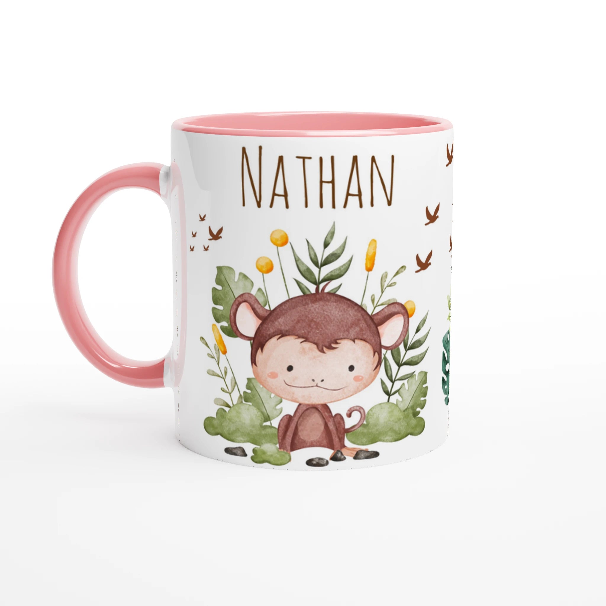 Mug personnalisé avec un mignon petit singe et feuillage tropical, intérieur rose, une idée cadeau douce et joyeuse.