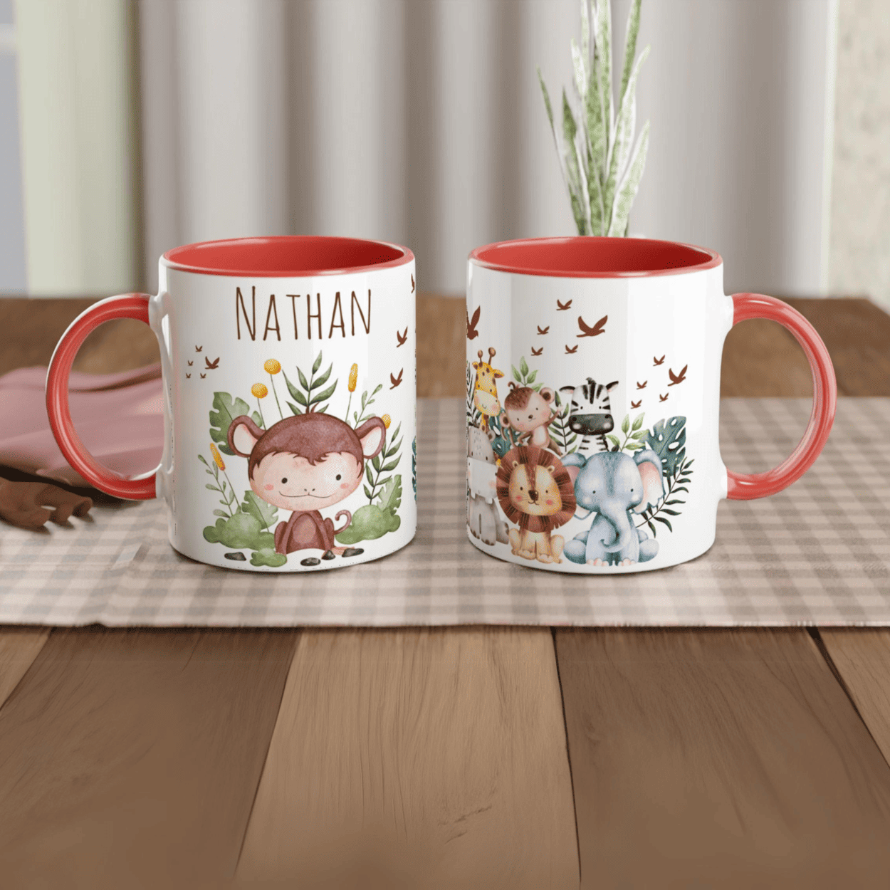 Mug personnalisé avec un singe rigolo et ses amis de la jungle, intérieur rouge, un cadeau plein de vitalité et de bonne humeur.