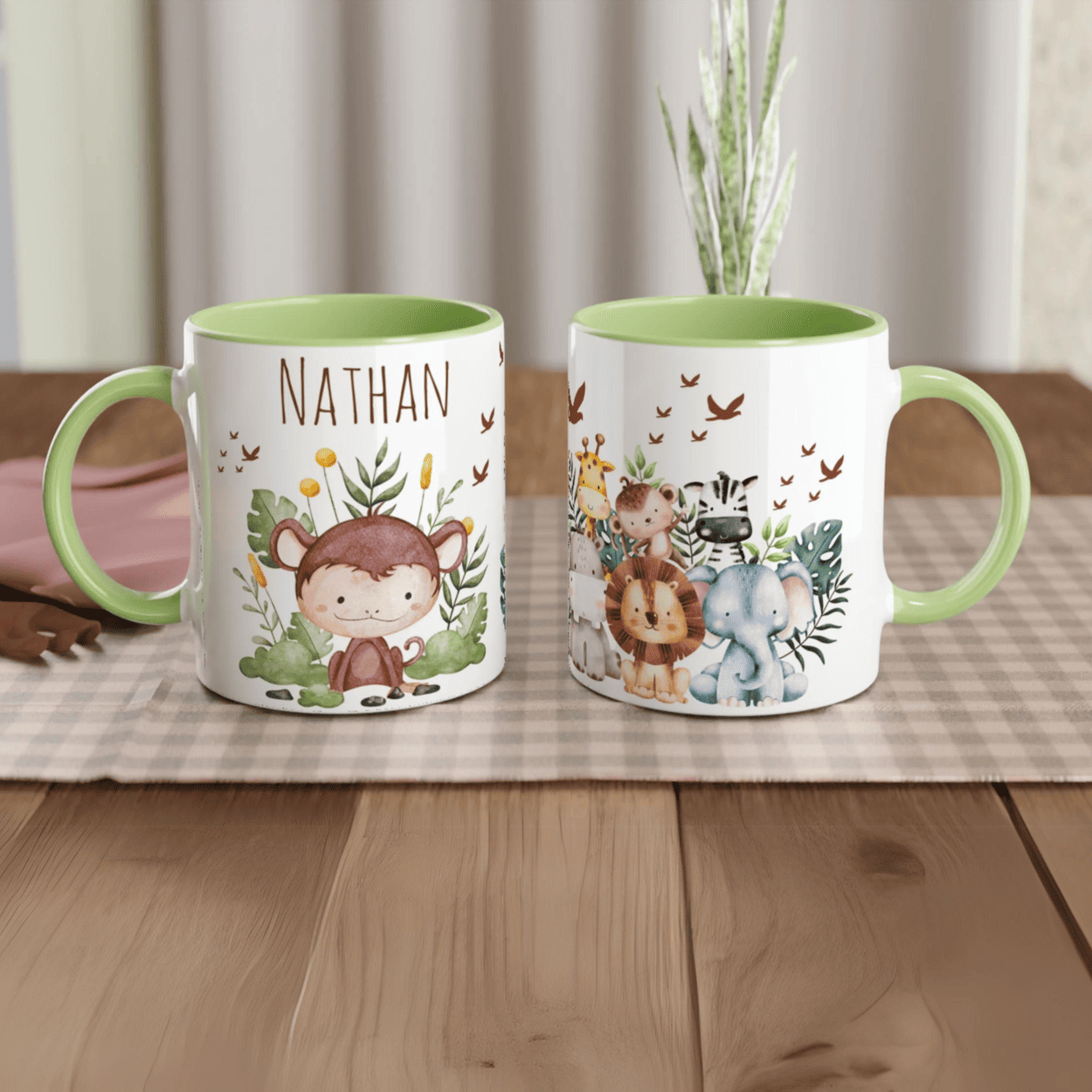 Mug personnalisé avec un singe malicieux et feuillage exotique, intérieur vert, parfait pour une touche naturelle et apaisante.