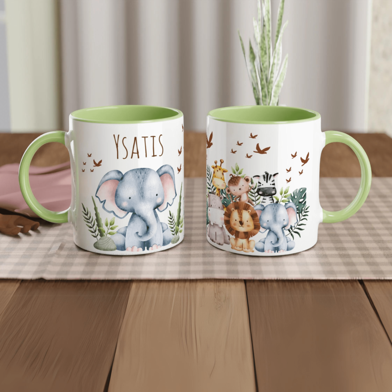 Tasse personnalisée avec animaux sauvages et nature luxuriante, intérieur vert, un cadeau inspiré de la jungle pour les enfants curieux.
