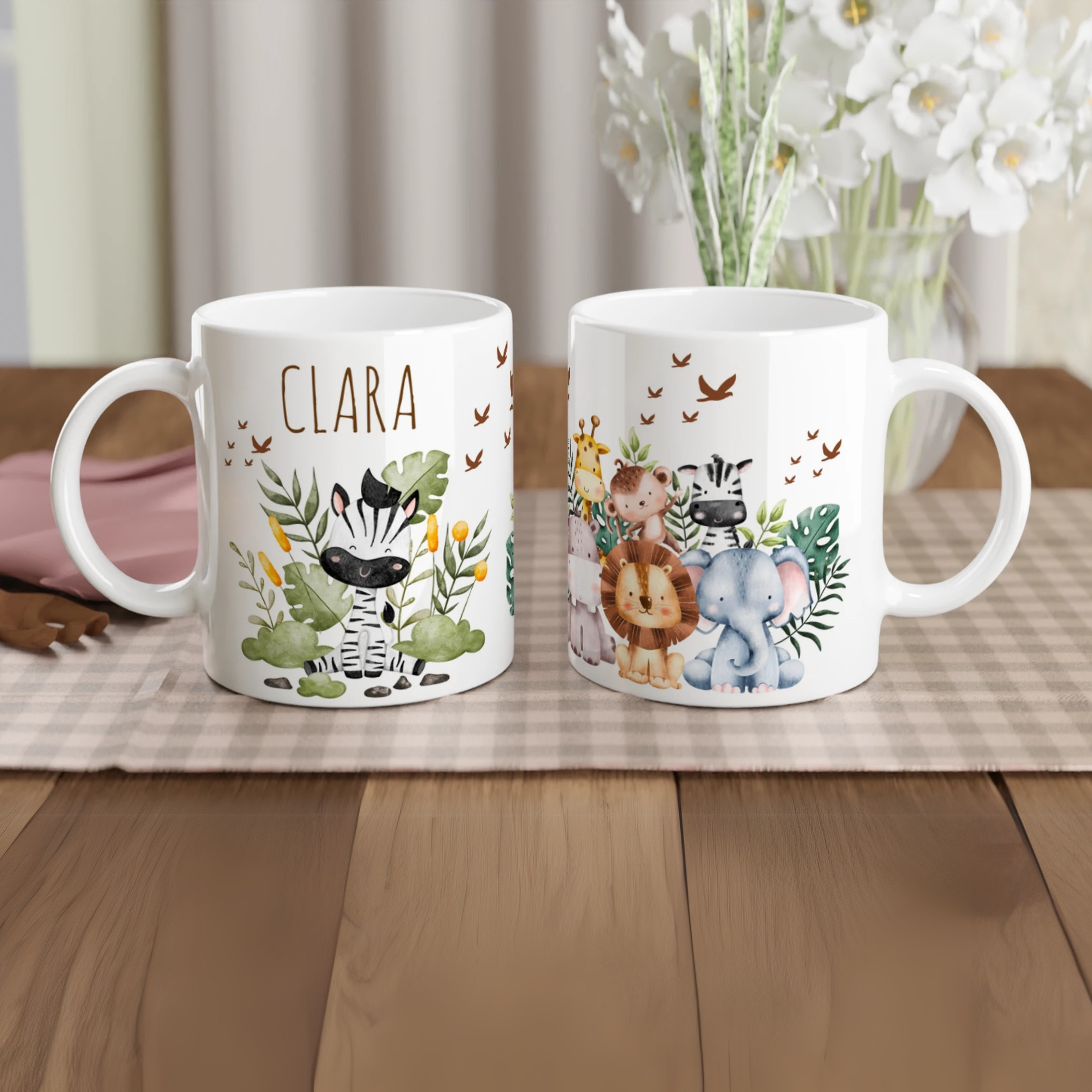 Mug personnalisé tout blanc avec un zèbre adorable et ses amis de la savane, parfait pour un cadeau unique et attendrissant.