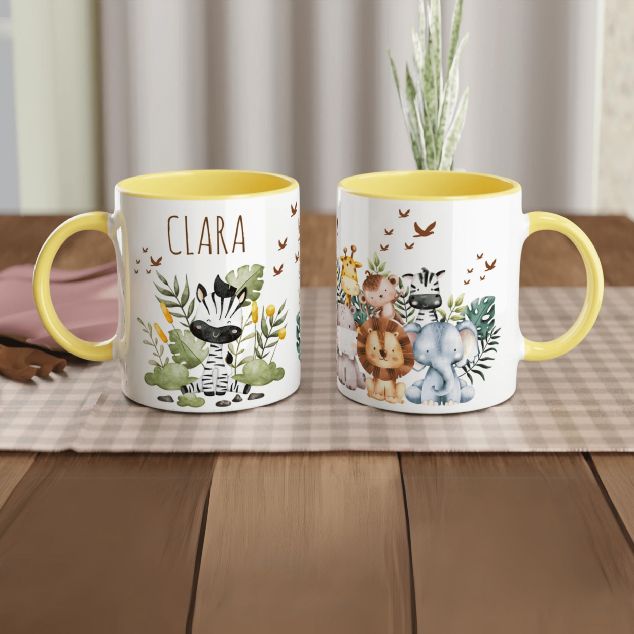 Tasse personnalisée avec illustration d’un zèbre et feuillage exotique, intérieur jaune, un cadeau chaleureux et ensoleillé.