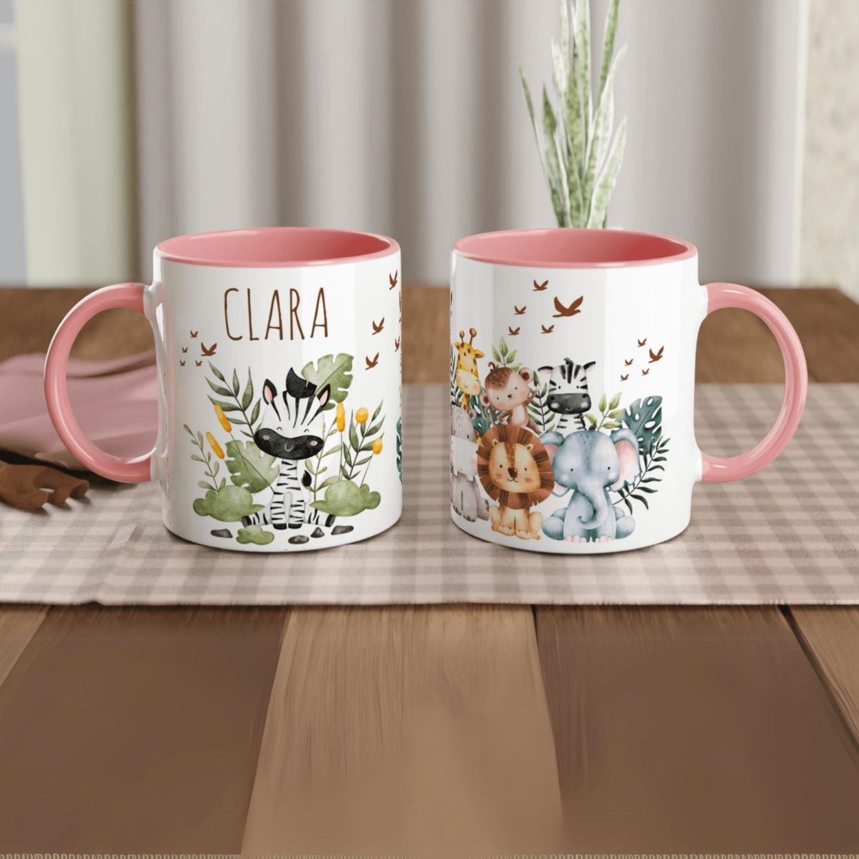 Mug personnalisé avec un zèbre mignon entouré de végétation, intérieur rose, une idée cadeau douce et charmante.
