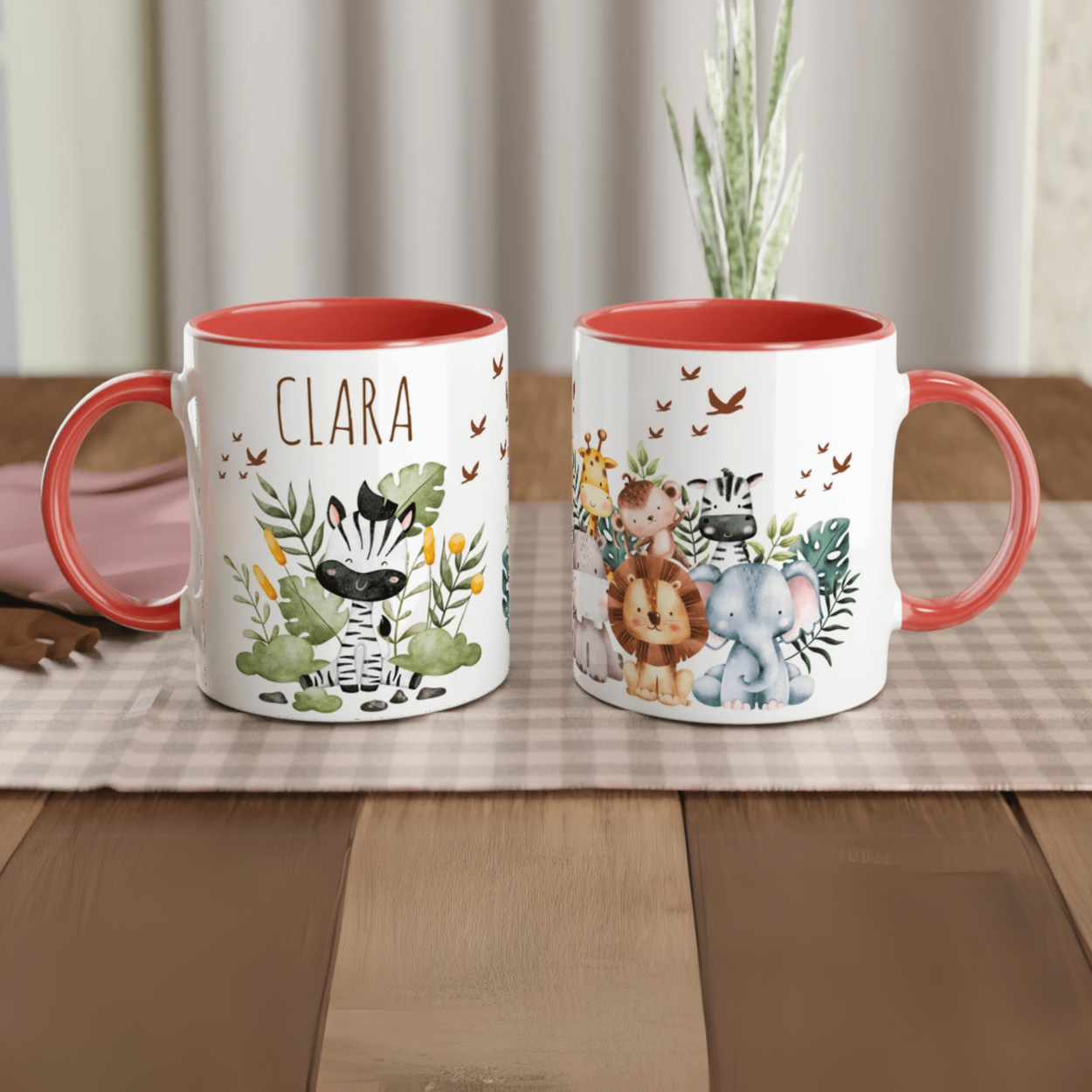 Mug personnalisé avec un zèbre joyeux et ses amis de la jungle, intérieur rouge, idéal pour un cadeau dynamique et captivant.