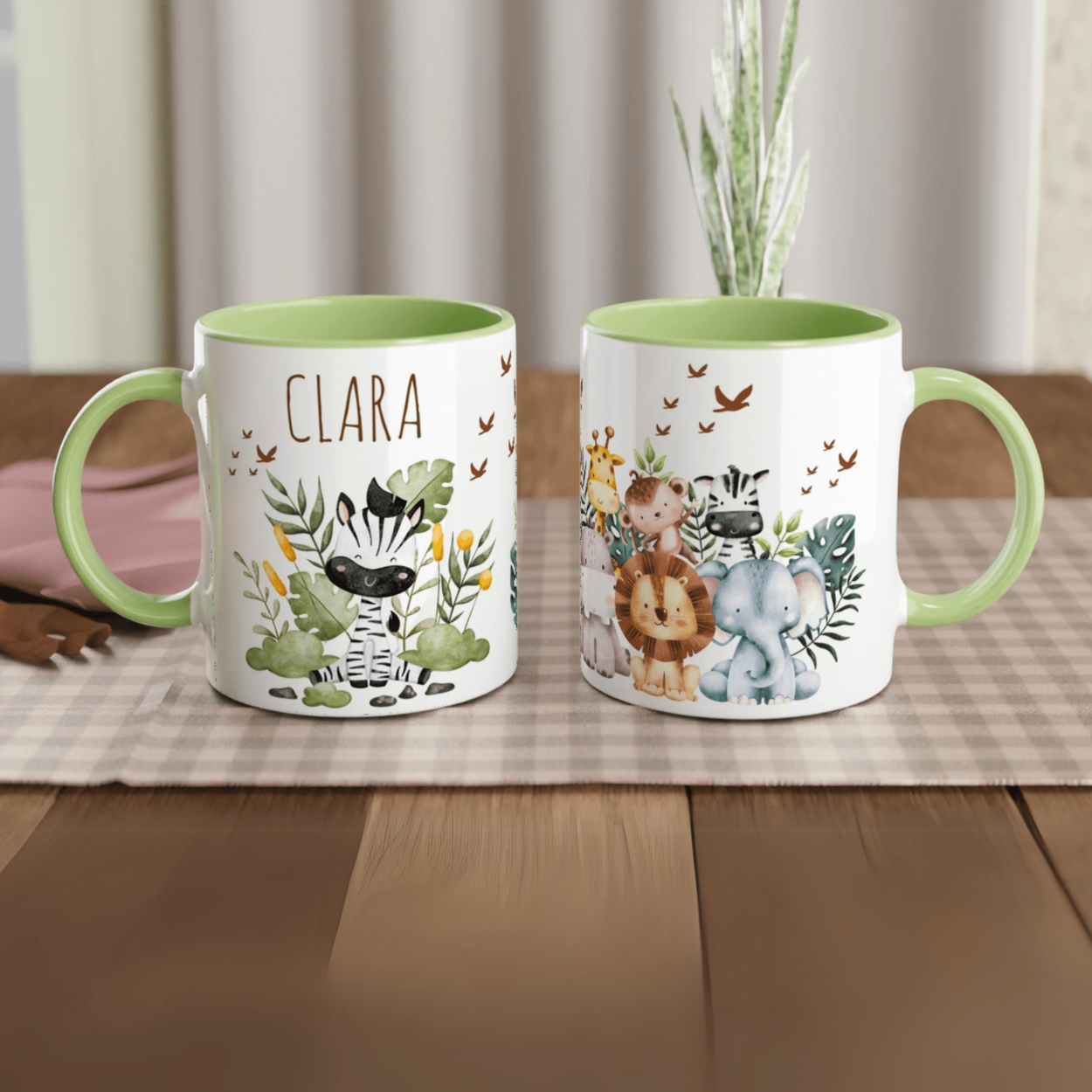 Mug personnalisé avec un zèbre au milieu d’une végétation luxuriante, intérieur vert, un cadeau nature et original.