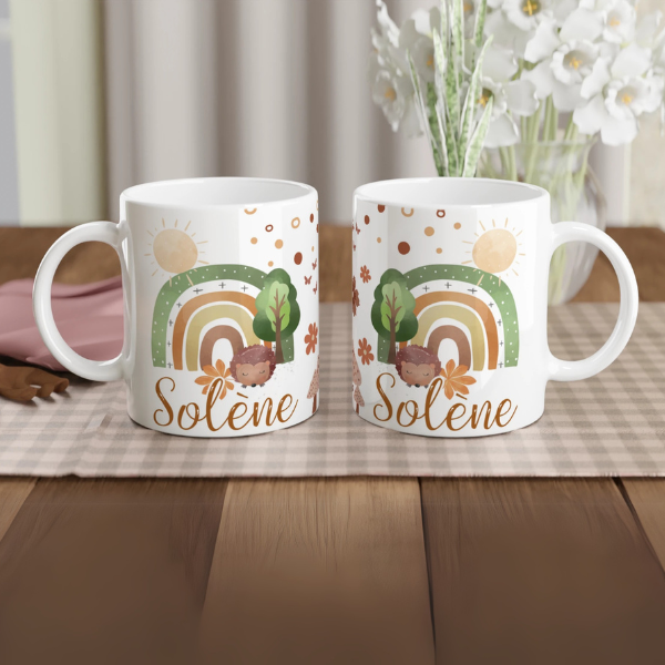 Mug personnalisé tout blanc avec arc-en-ciel bohème et petit hérisson, idéal pour un cadeau nature et chaleureux.