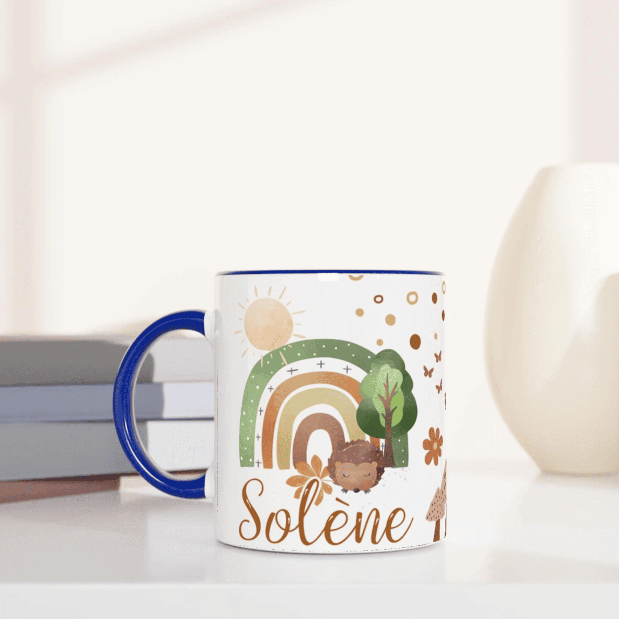 Mug personnalisé avec arc-en-ciel et soleil doré, intérieur bleu, parfait pour un cadeau inspiré de la nature.